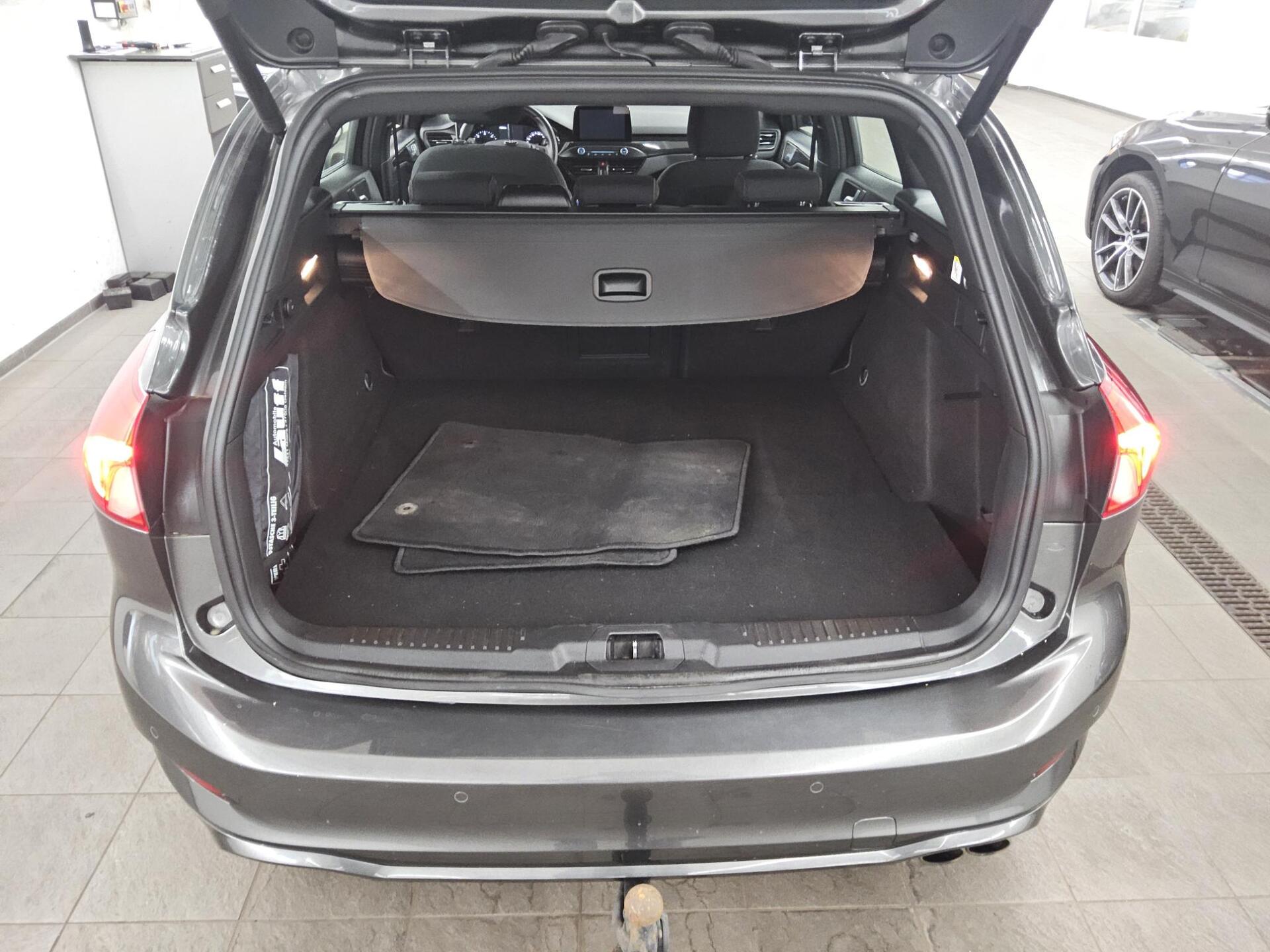 Ford Focus Turnier 2.0 EB ST-Line Navi LED RfK AHK 12