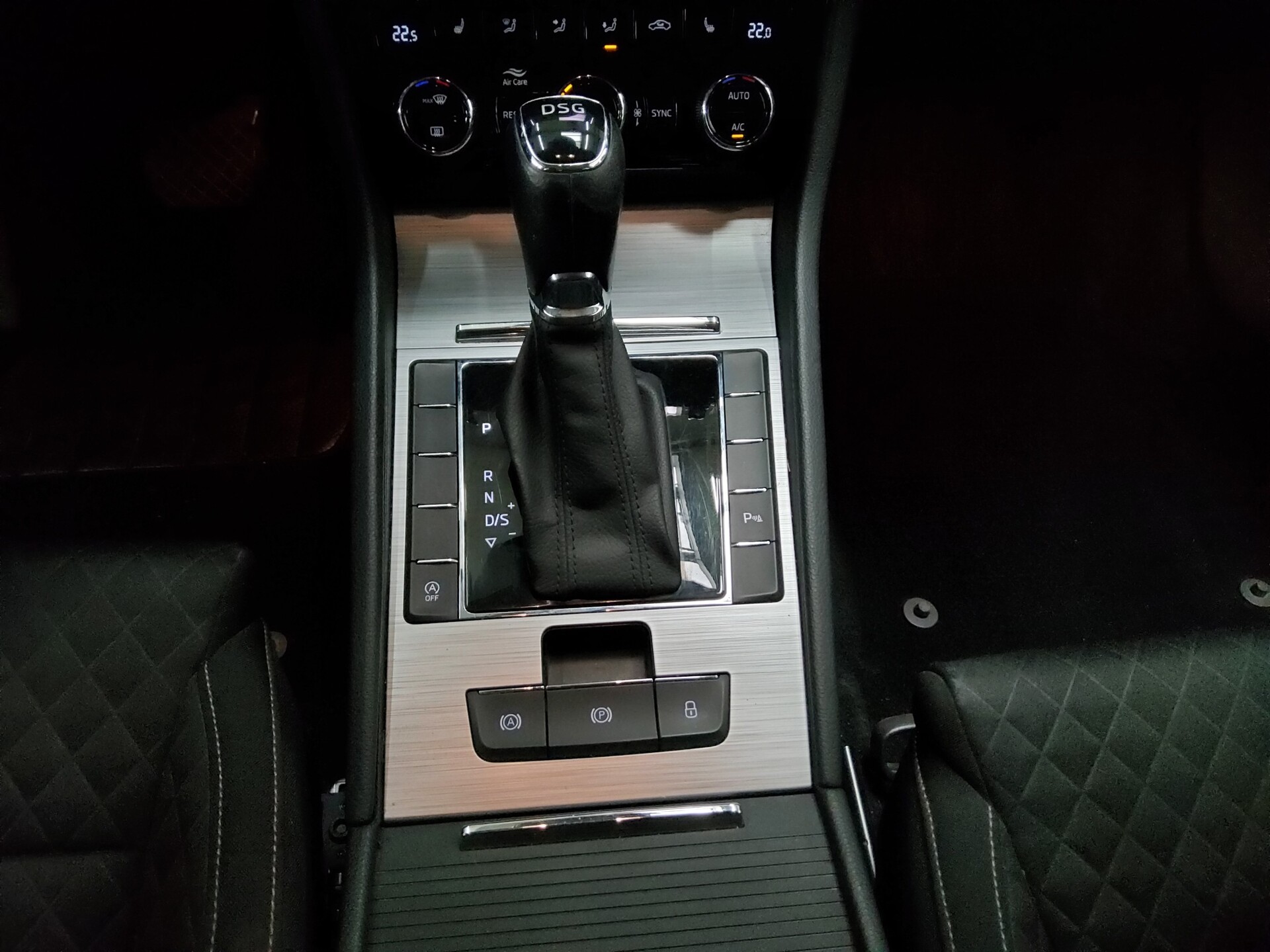 Skoda Superb Kombi 2.0 TDI Ambition Navi LED vc AHK 6