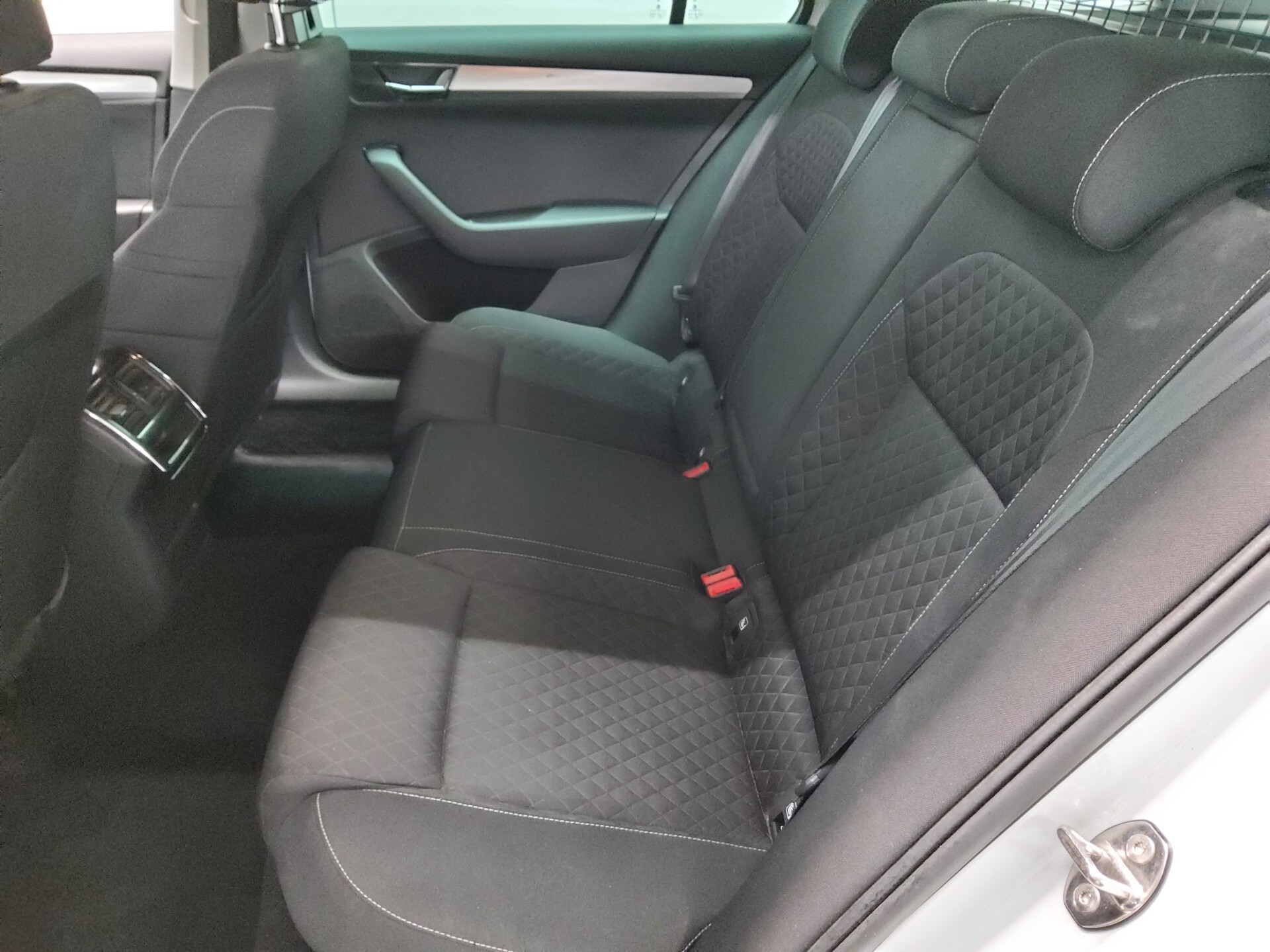 Skoda Superb Kombi 2.0 TDI Ambition Navi LED vc AHK 13