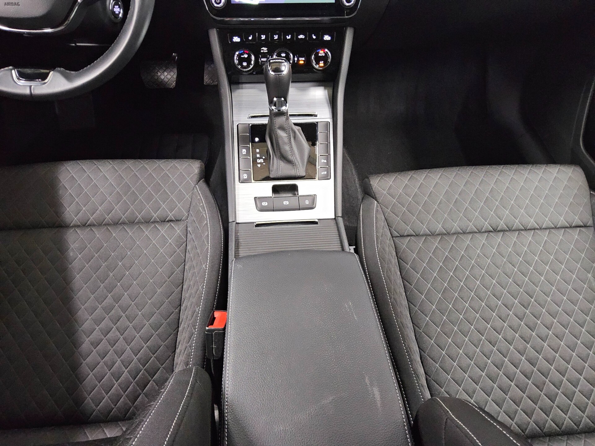 Skoda Superb Kombi 2.0 TDI Ambition Navi LED vc ACC 6