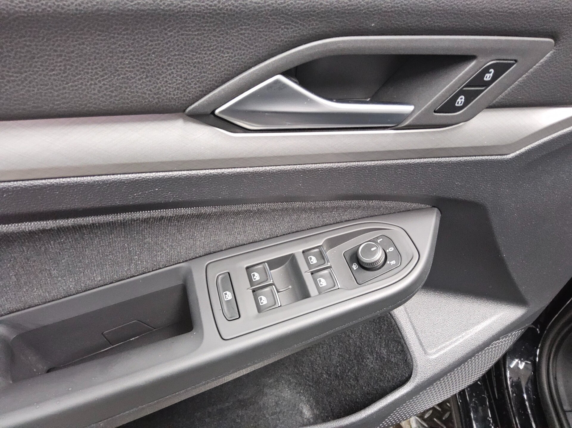 Volkswagen Golf-8 Var. 2.0 TDI Life Navi LED DC ACC PDC Shz 10