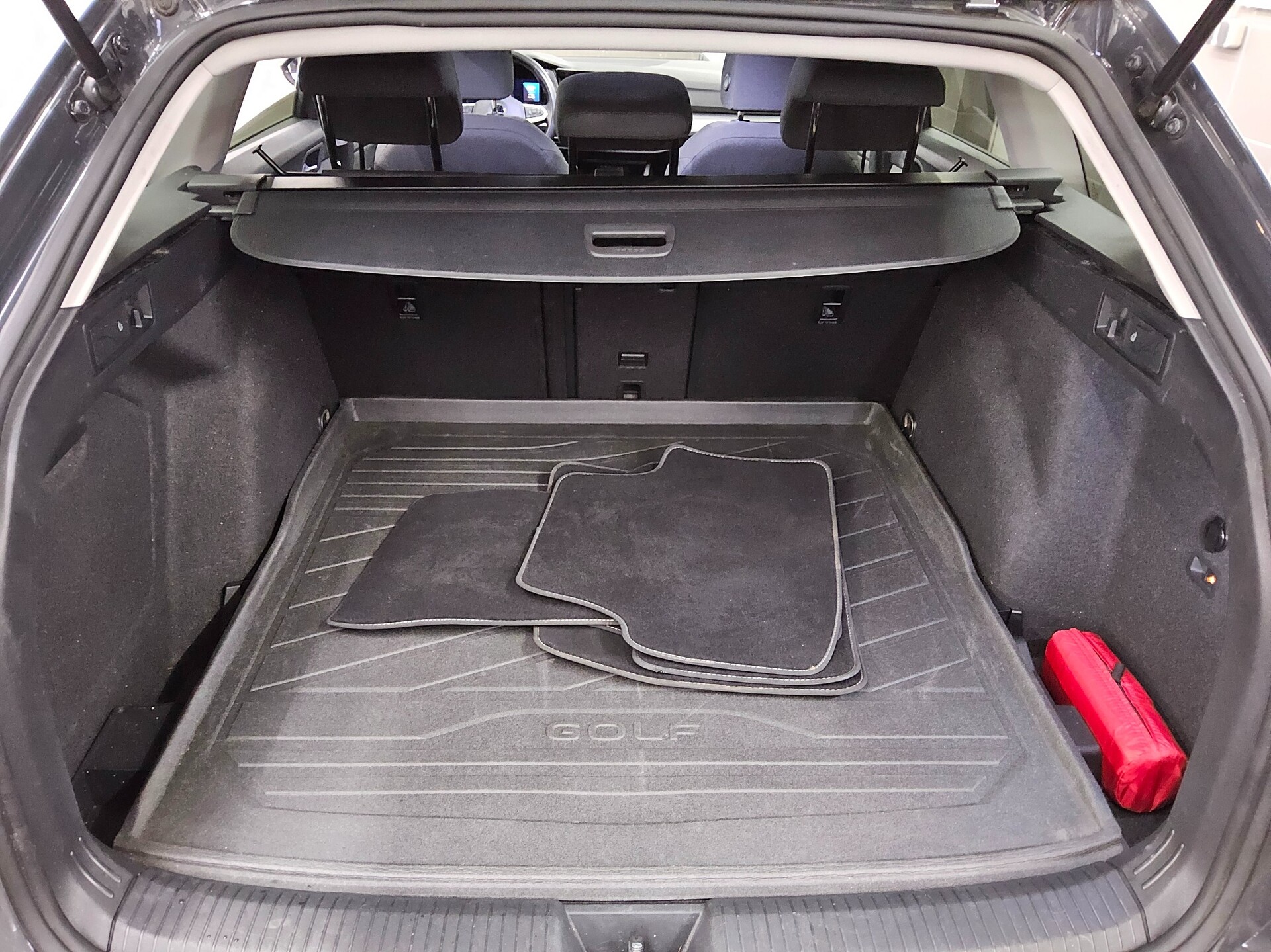 Volkswagen Golf-8 Var. 2.0 TDI Life Navi LED DC ACC AHK Shz 12