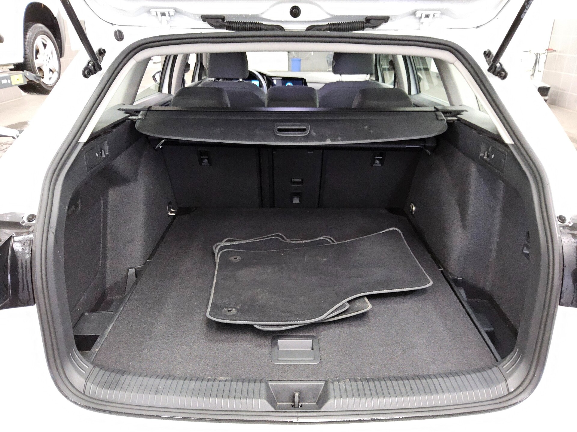 Volkswagen Golf-8 Var. 2.0 TDI Life Navi LED AID ACC PDC 12