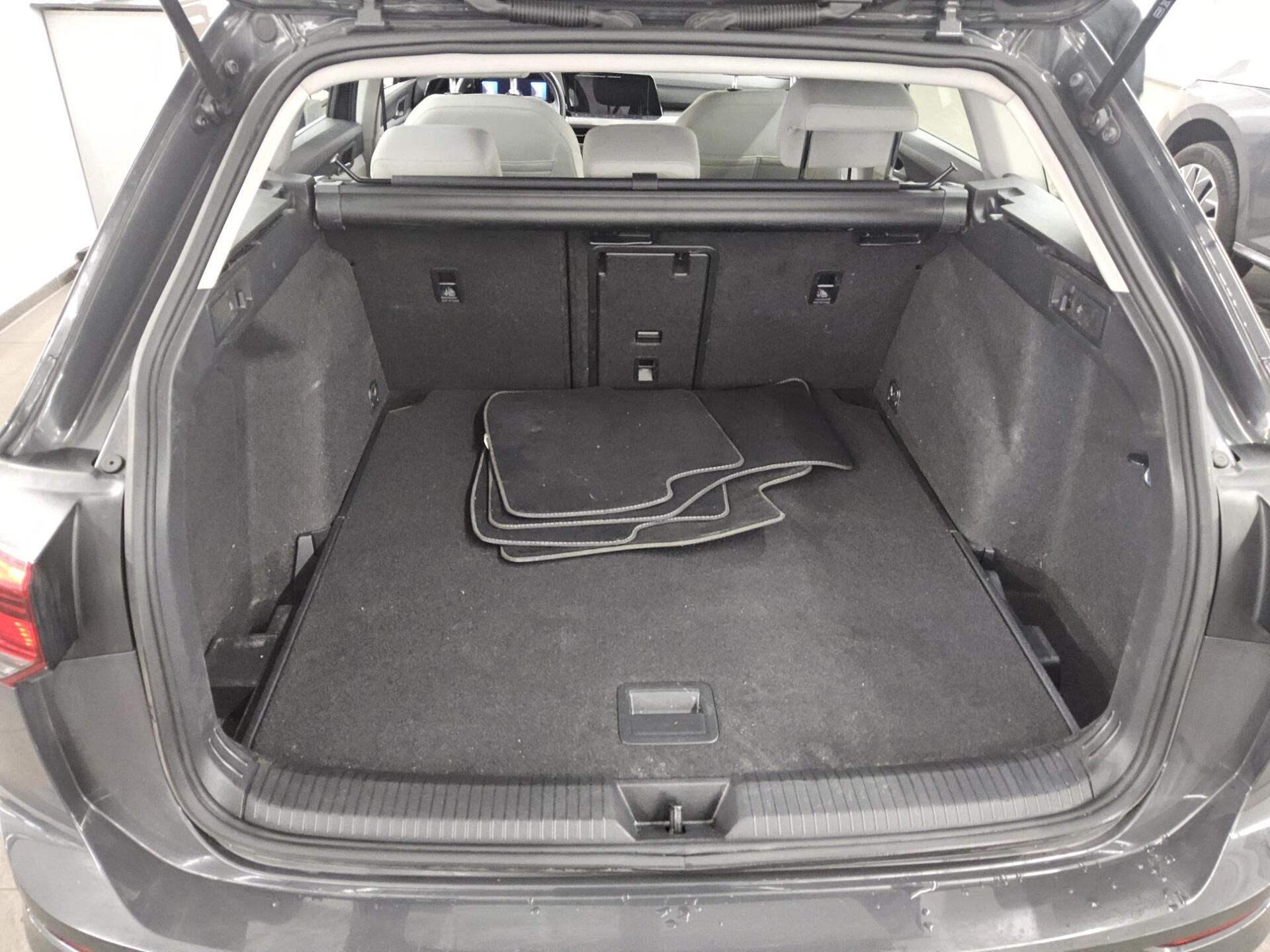 Volkswagen Golf-8 Var. 2.0 TDI Life Navi LED DC ACC PDC Shz 12