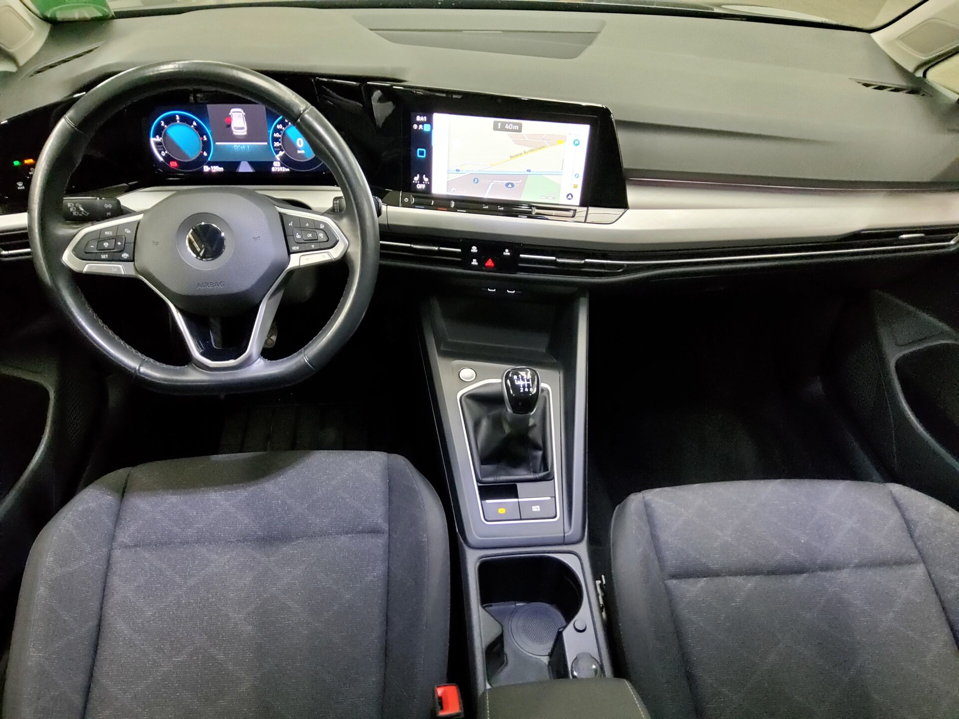 Volkswagen Golf-8 Var. 2.0 TDI Life Navi LED DC AHK Shz PDC 5