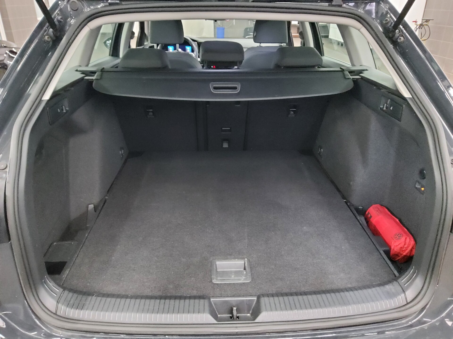 Volkswagen Golf-8 Var. 2.0 TDI Life Navi LED DC AHK Shz PDC 12