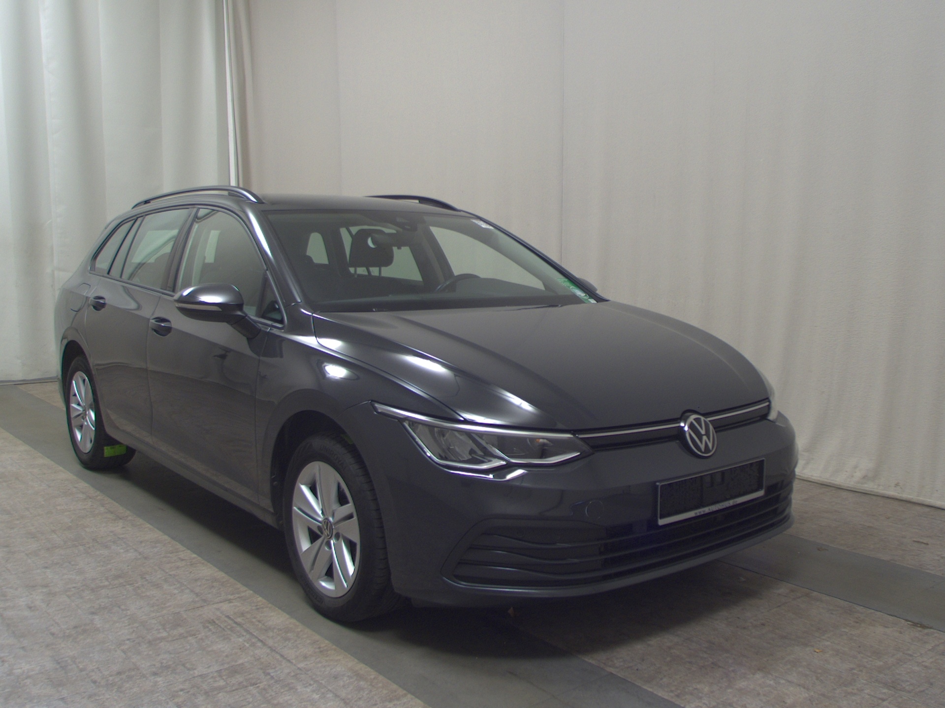 Volkswagen Golf-8 Var. 2.0 TDI Life Navi LED DC AHK Shz PDC 3