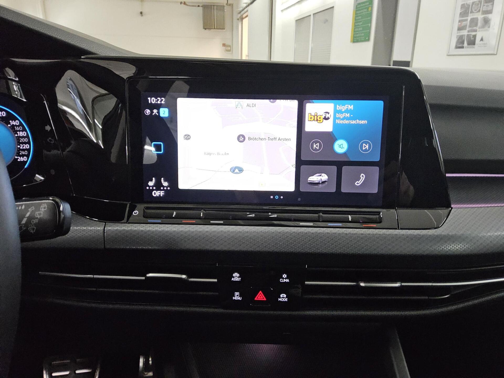 Volkswagen Golf-8 Var. 2.0 TDI Active Navi IQ.Light Pano DC 7