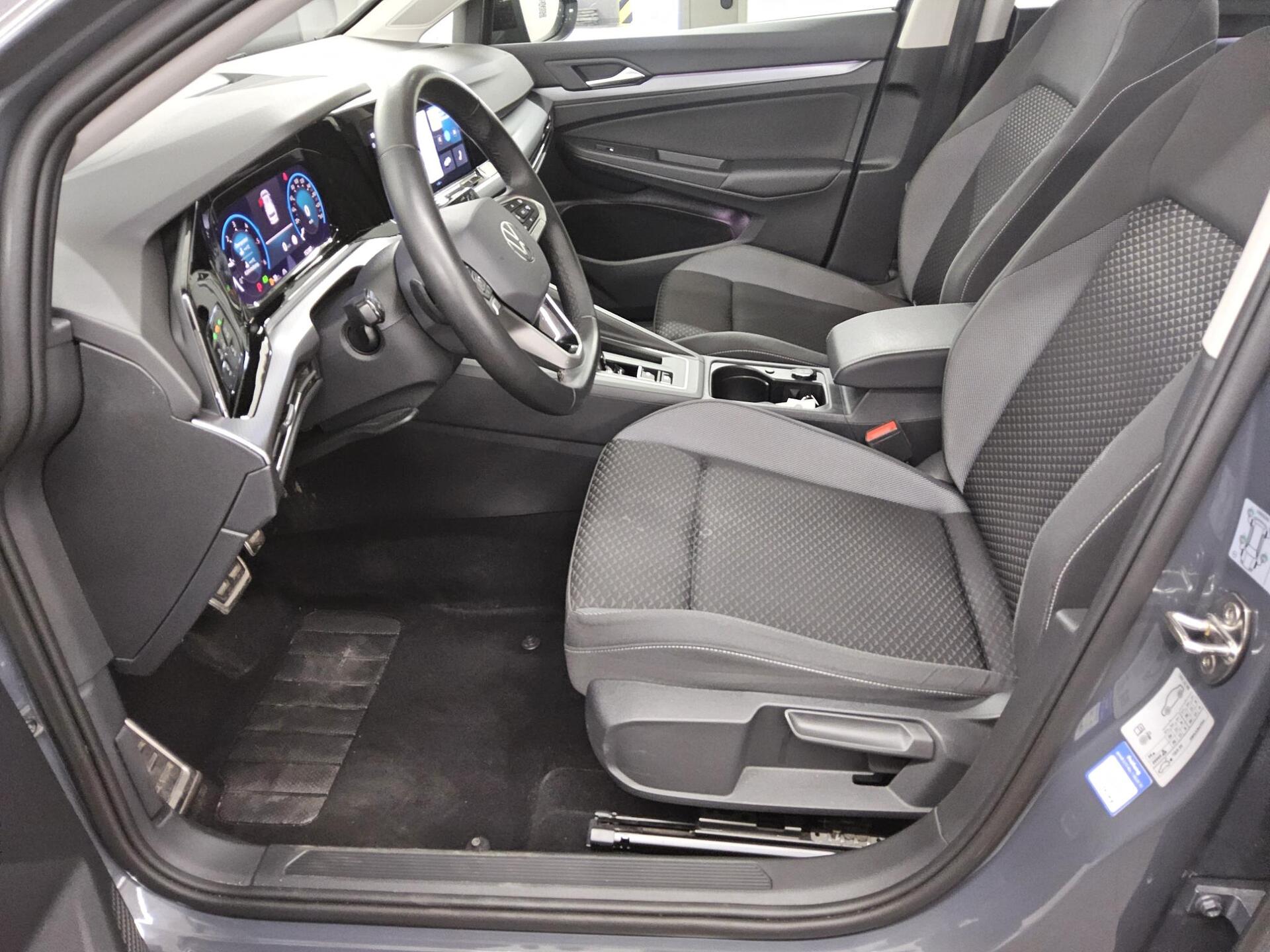 Volkswagen Golf-8 Var. 2.0 TDI Active Navi IQ.Light Pano DC 9