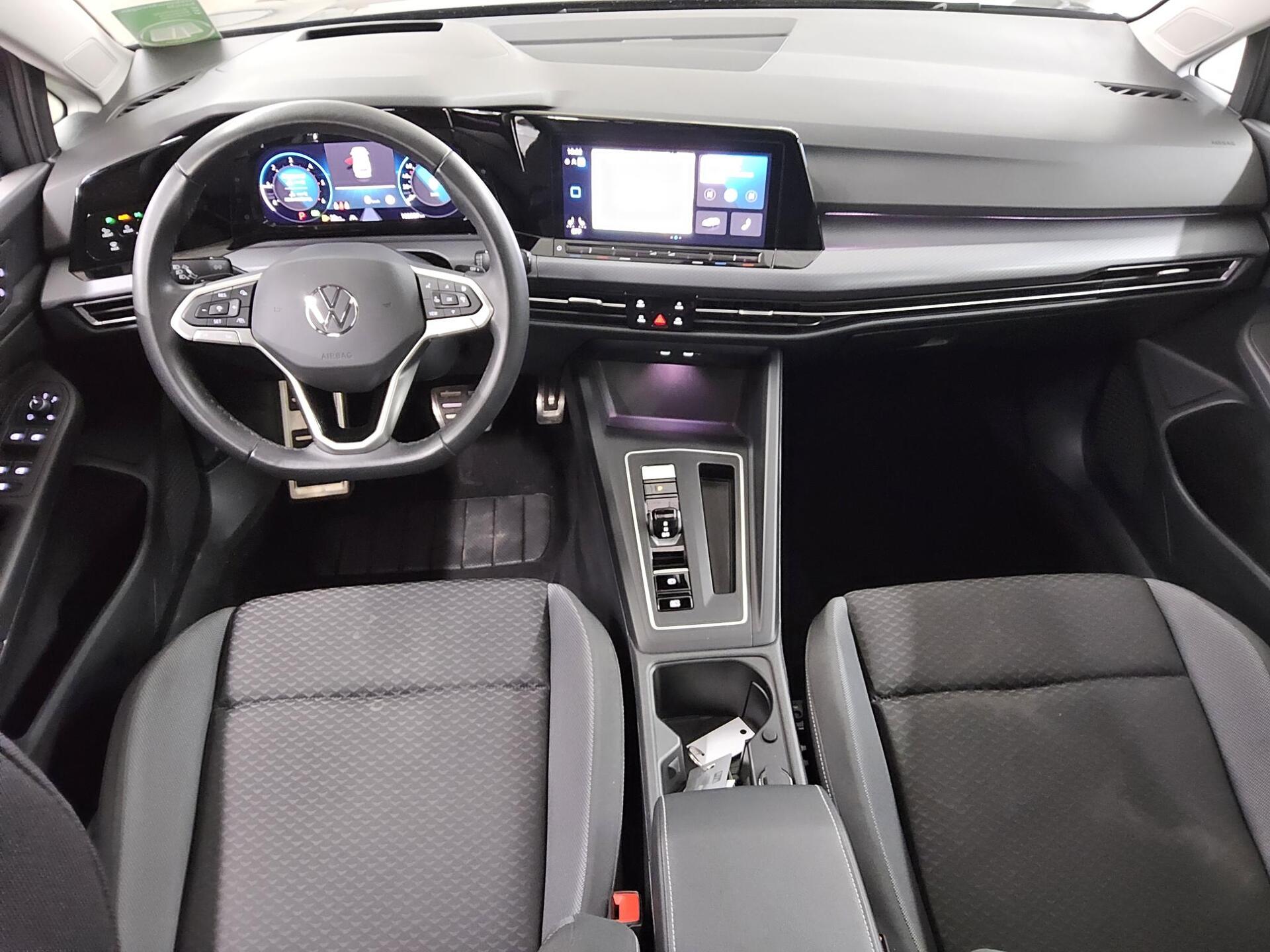 Volkswagen Golf-8 Var. 2.0 TDI Active Navi IQ.Light Pano DC 5