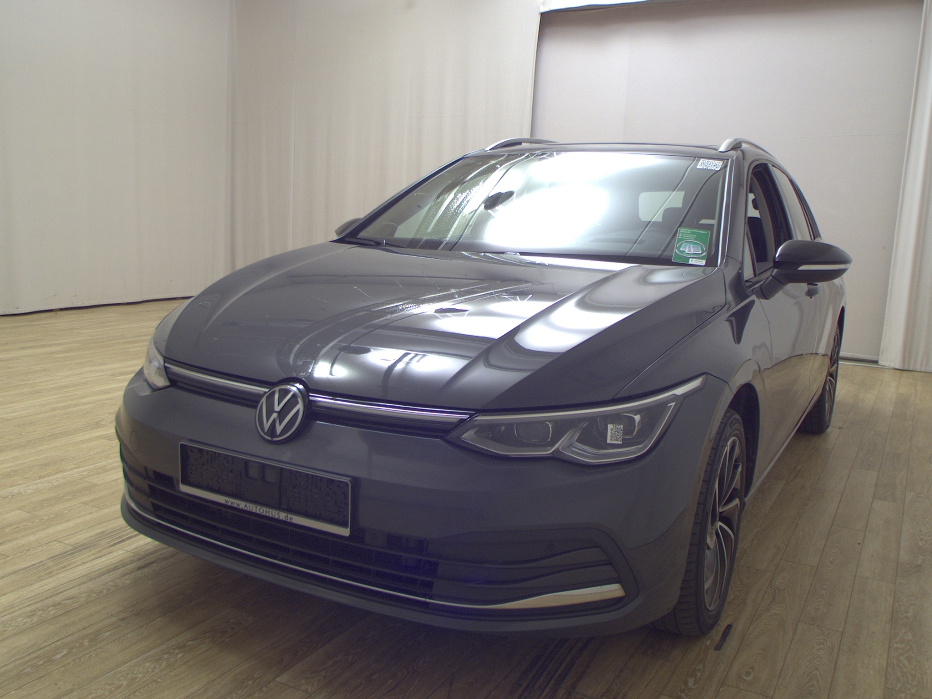 Volkswagen Golf-8 Var. 2.0 TDI Active Navi IQ.Light Pano DC 2