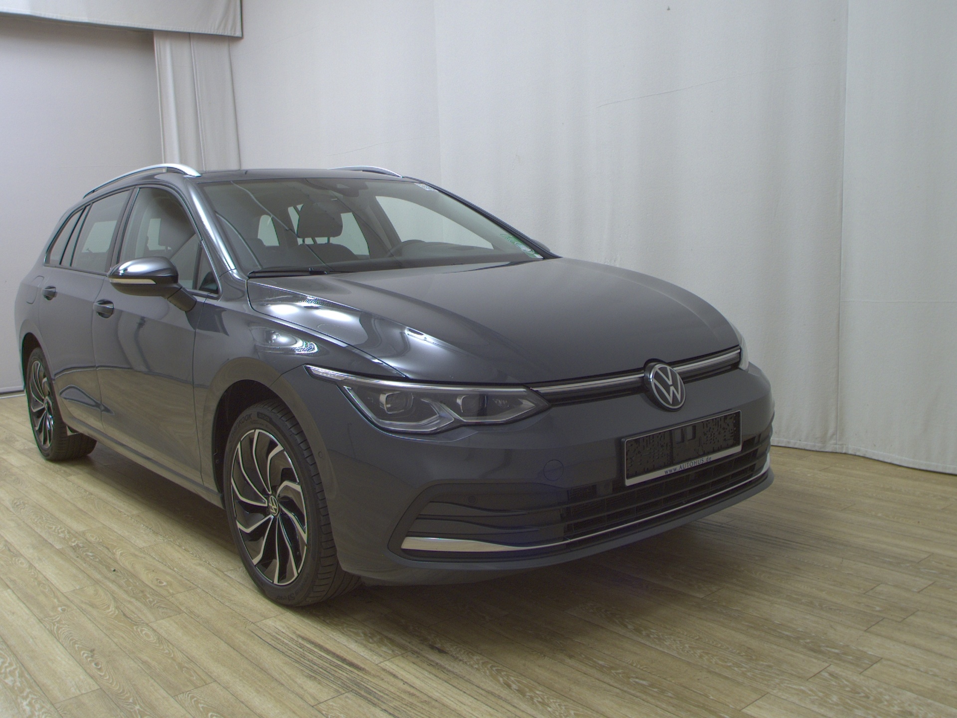 Volkswagen Golf-8 Var. 2.0 TDI Active Navi IQ.Light Pano DC 3