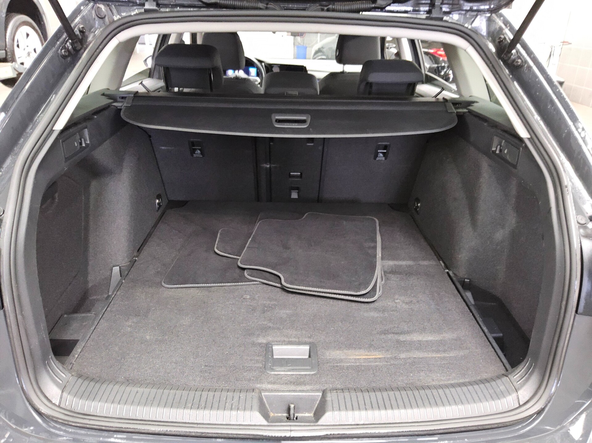 Volkswagen Golf-8 Var. 2.0 TDI Life Navi LED DC ACC PDC Shz 12