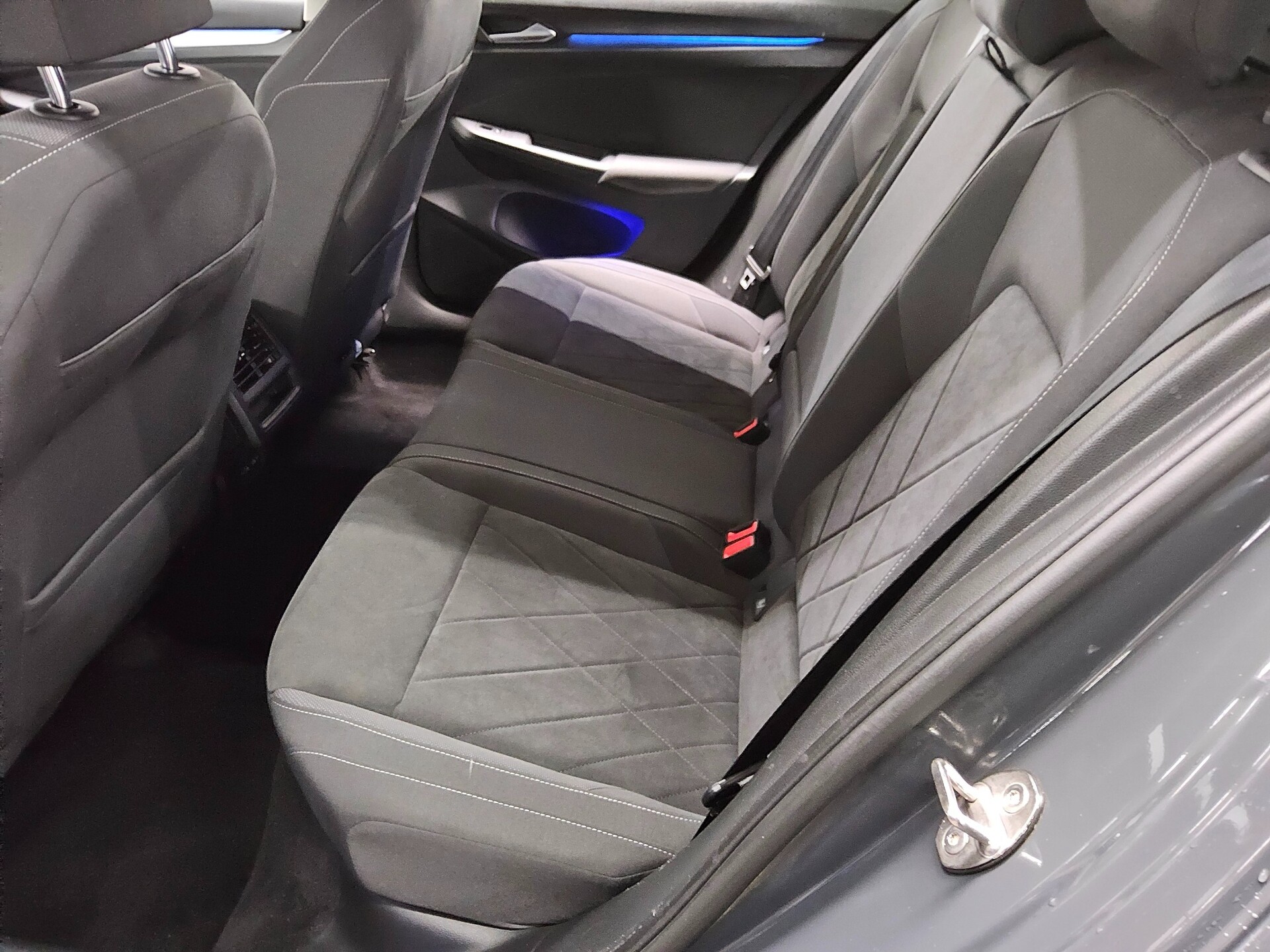 Volkswagen Golf-8 Var. 2.0 TDI Life Navi LED DC ACC PDC Shz 13