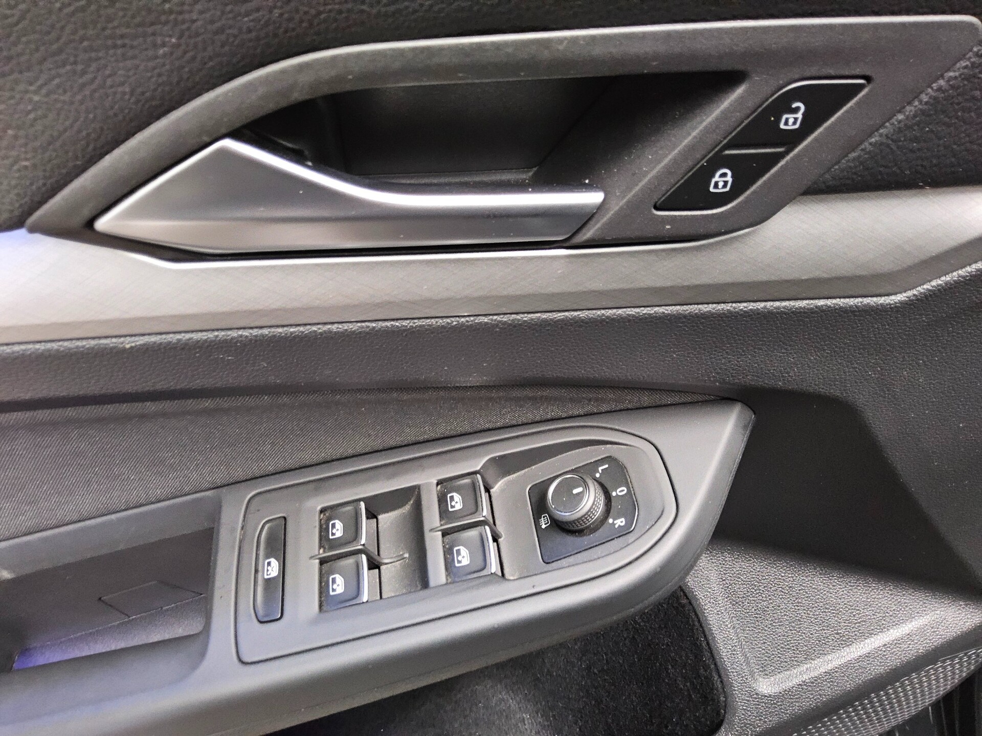 Volkswagen Golf-8 Var. 2.0 TDI Life Navi LED DC ACC PDC Shz 10