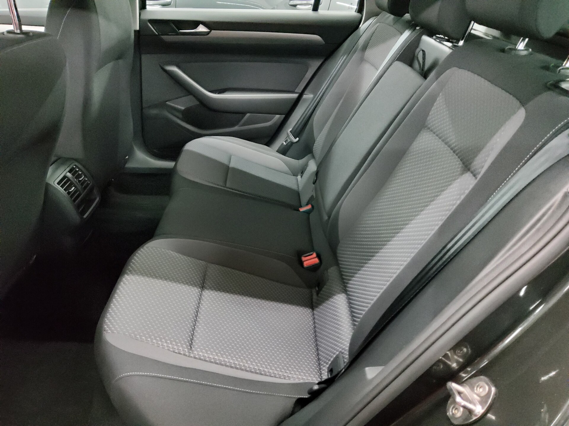 Volkswagen Passat Var. 2.0 TDI Navi LED RfK ACC Shz PDC BT 13