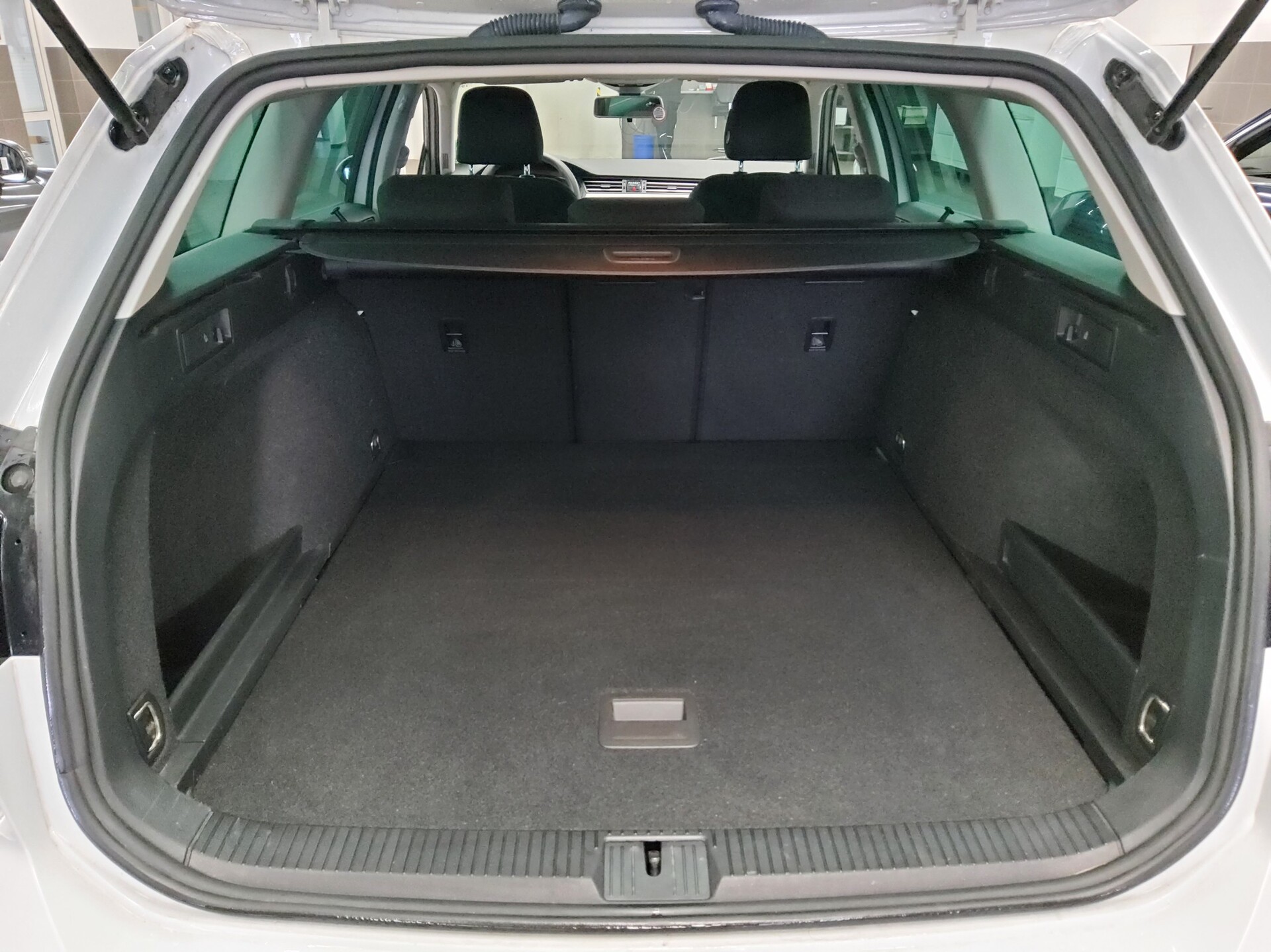 Volkswagen Passat Var. 2.0 TDI Navi LED PDC BT 11