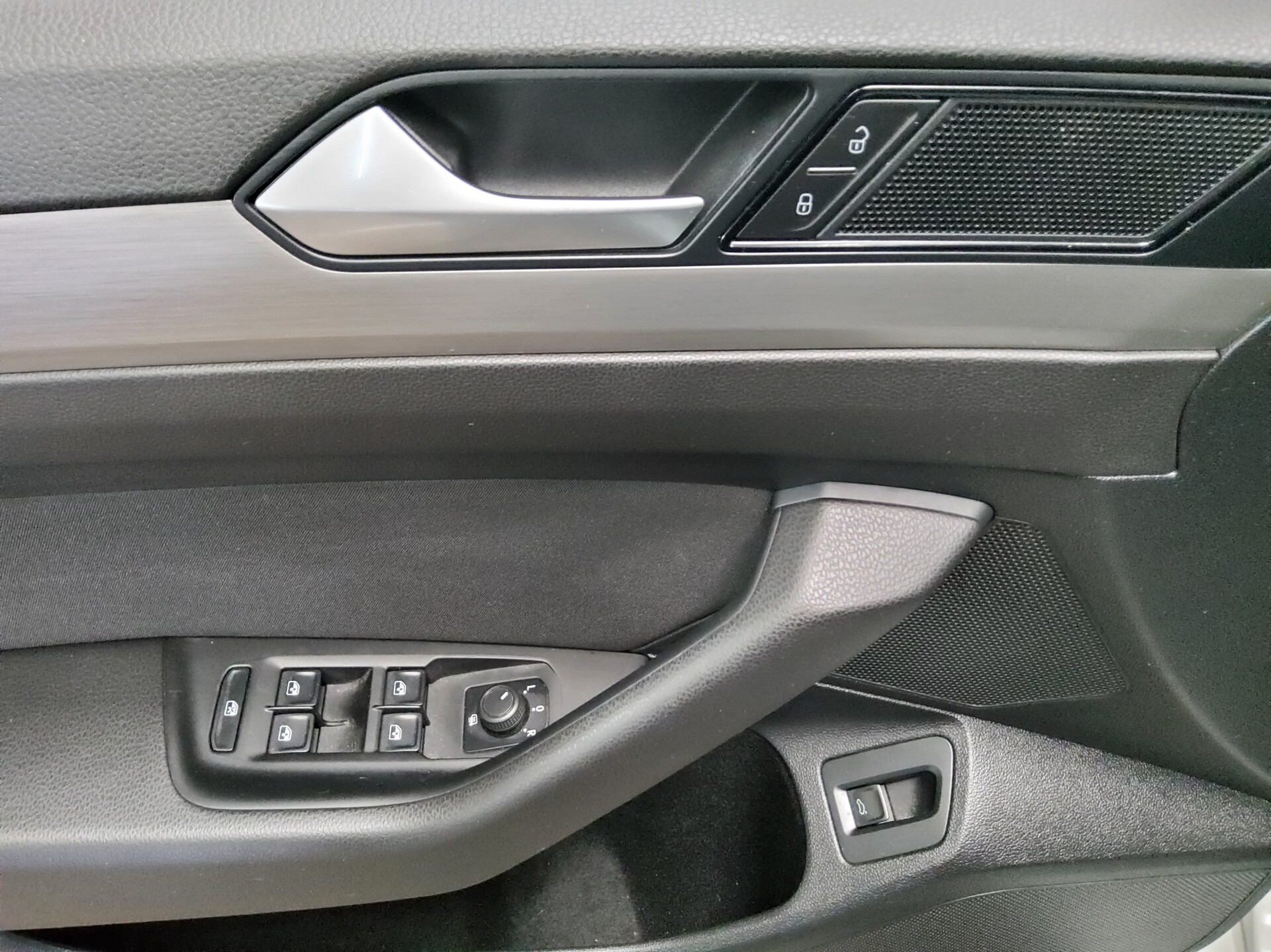 Volkswagen Passat Var. 2.0 TDI Navi LED PDC BT 9