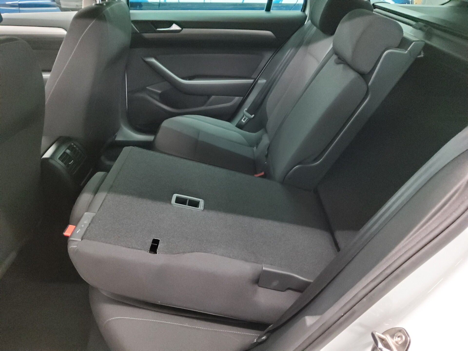 Volkswagen Passat Var. 2.0 TDI Navi LED PDC BT 12