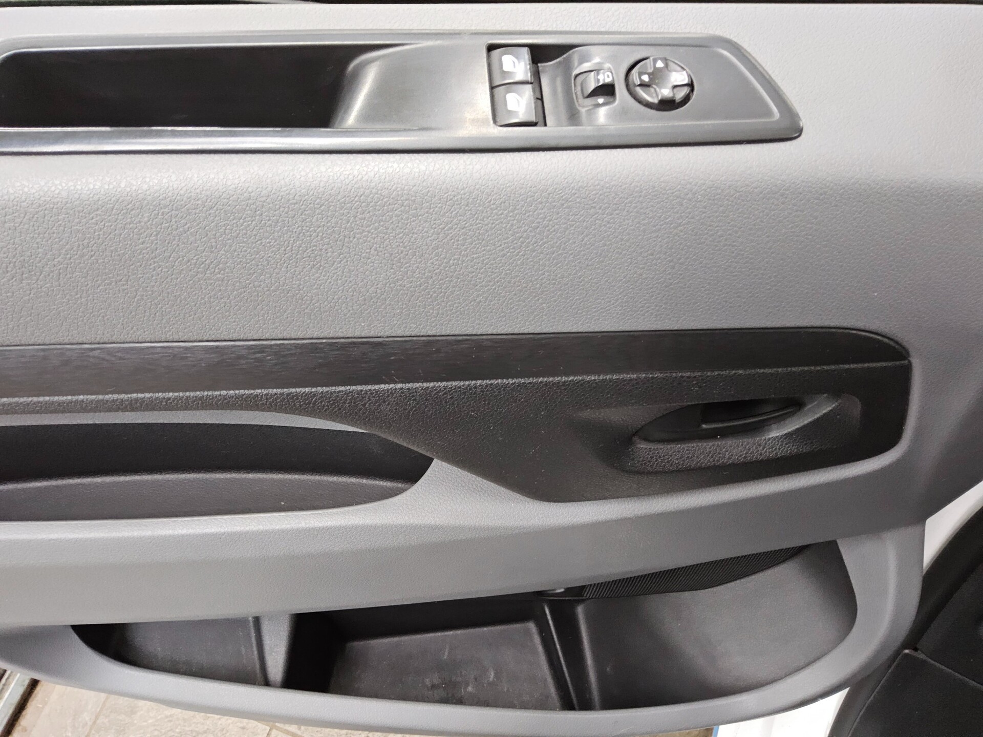 Citroën Jumpy 2.0 HDi L3H1 T-Leder Navi AHK Sthzg Regale 9