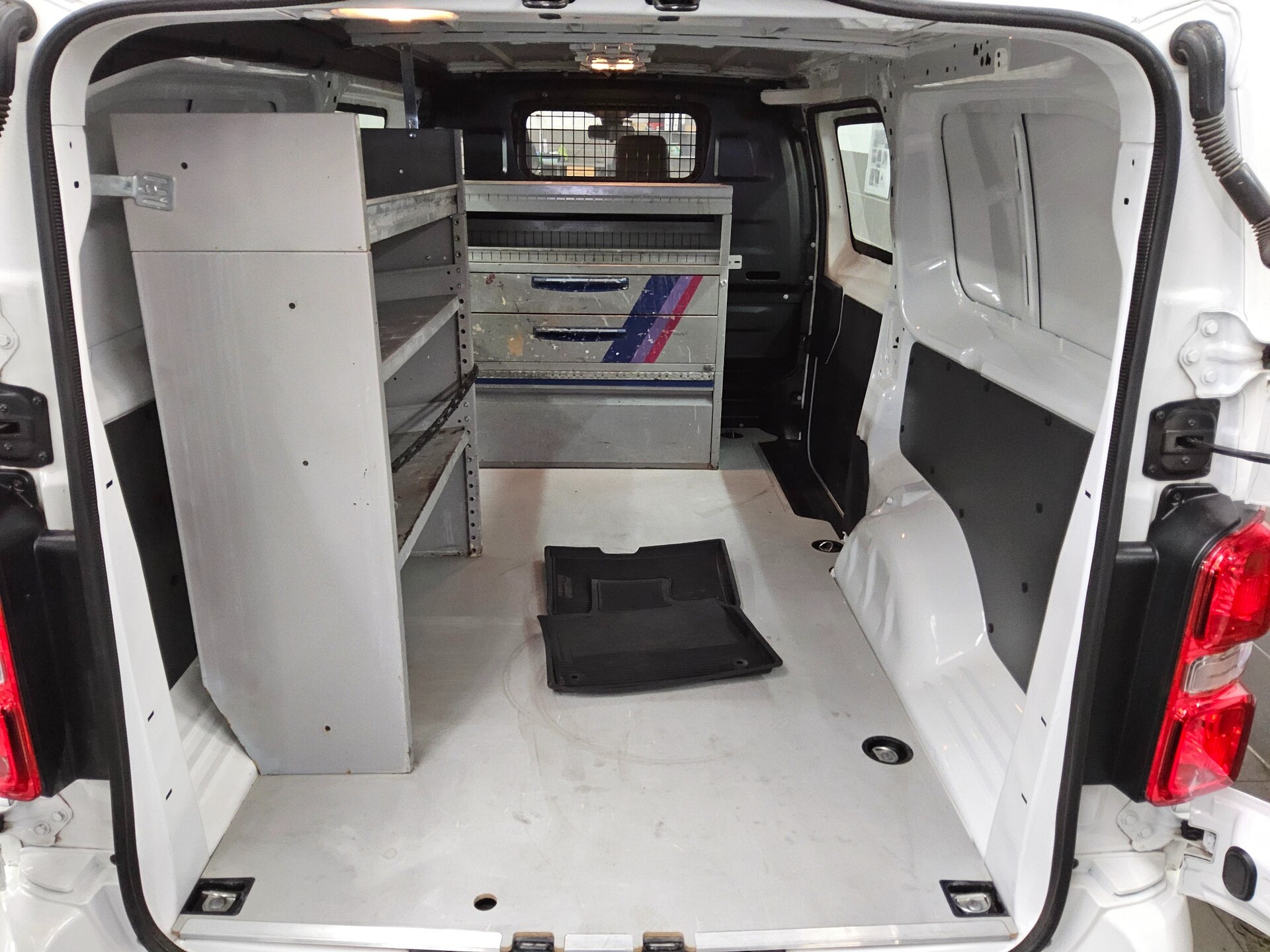 Citroën Jumpy 2.0 HDi L3H1 T-Leder Navi AHK Sthzg Regale 11