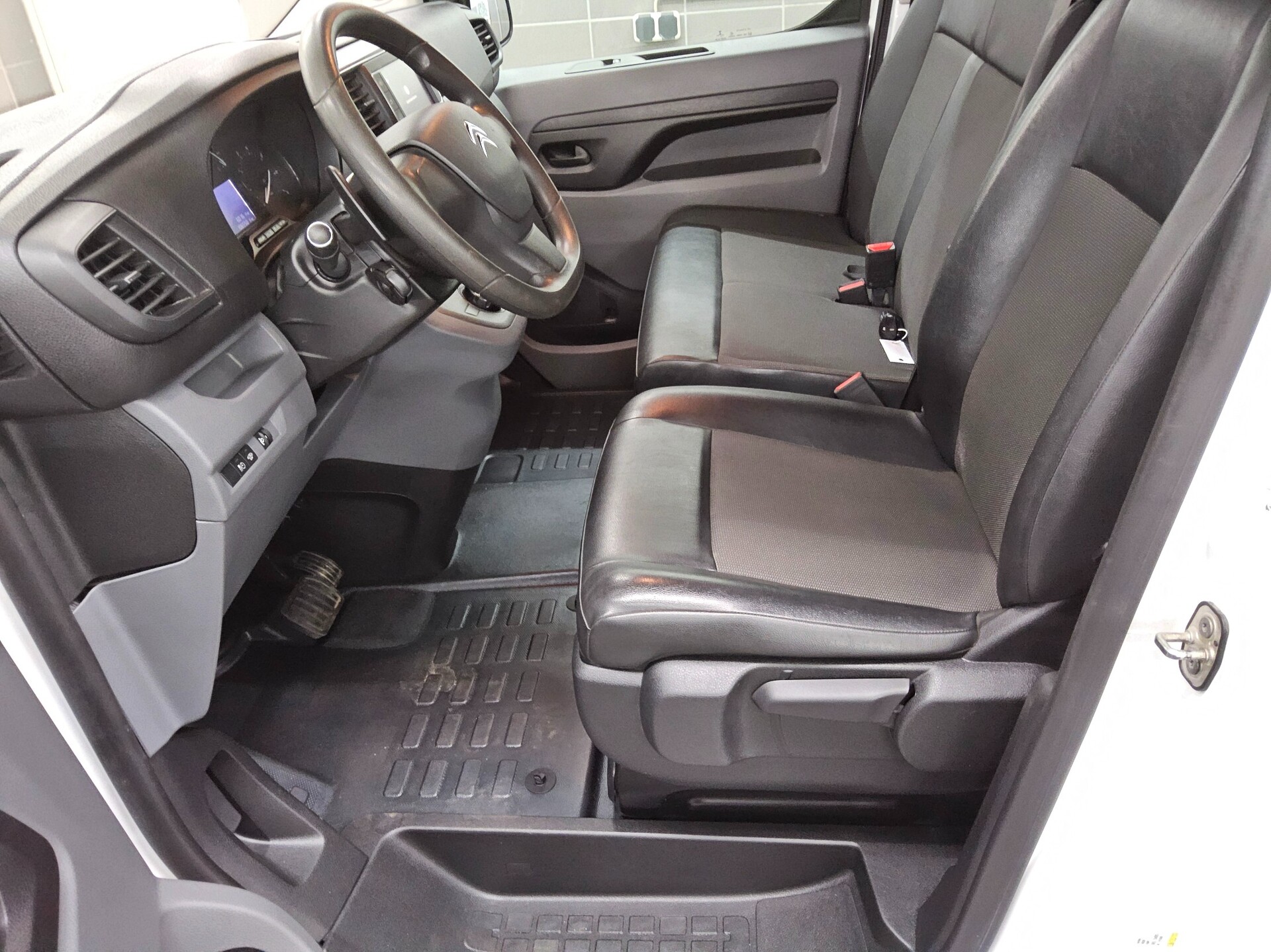 Citroën Jumpy 2.0 HDi L3H1 T-Leder Navi AHK Sthzg Regale 8