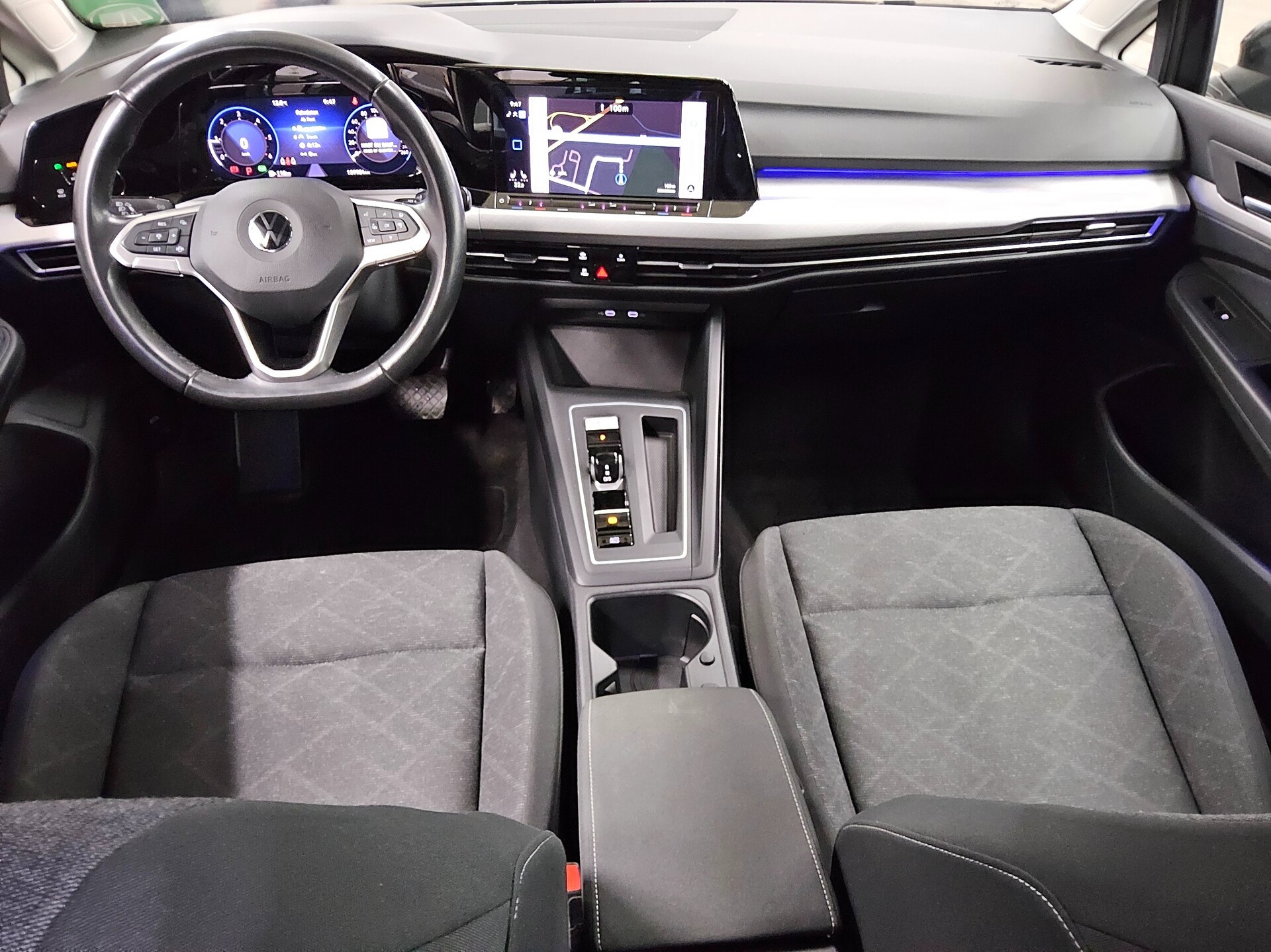 Volkswagen Golf-8 Var. 2.0 TDI Life Navi LED DC AHK RfK Shz 5