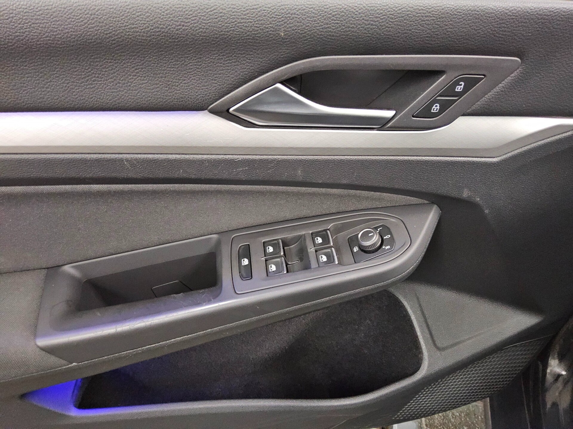 Volkswagen Golf-8 Var. 2.0 TDI Life Navi LED DC AHK RfK Shz 10