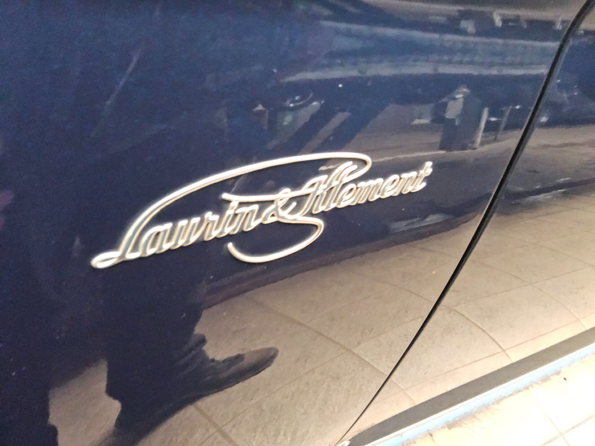 Skoda Superb Kombi 2.0 TDI L&K Leder Navi LED vc Pano 12