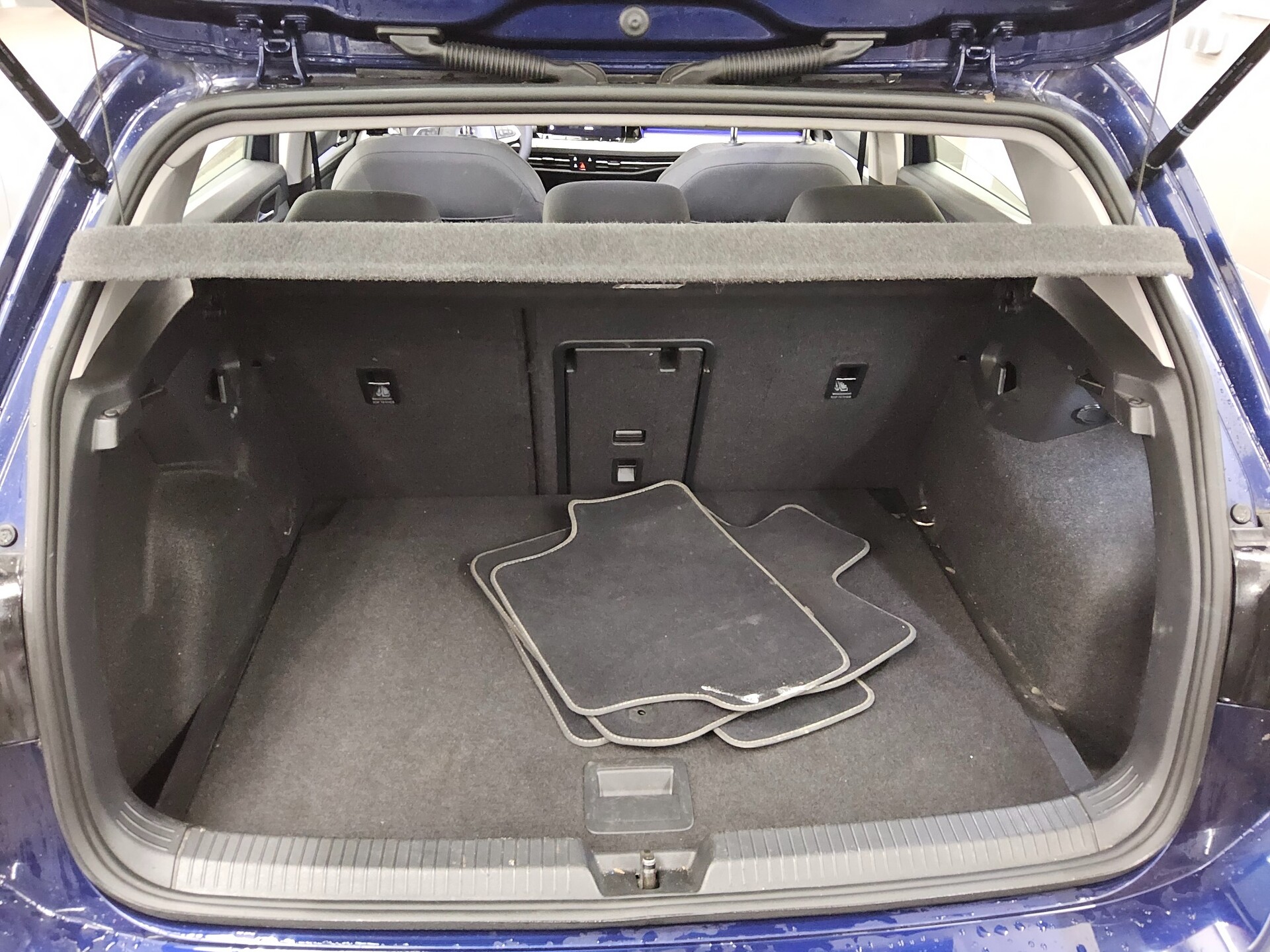 Volkswagen Golf-8 1.0 eTSI Life Navi LED AID Shz PDC 12