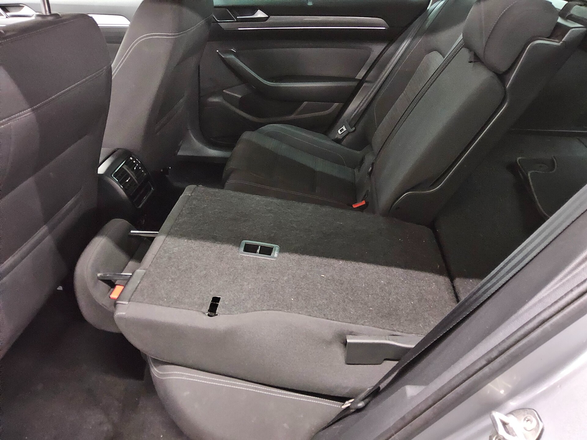 Volkswagen Passat Var. 2.0 TDI Business Navi LED ACC StHzg 12