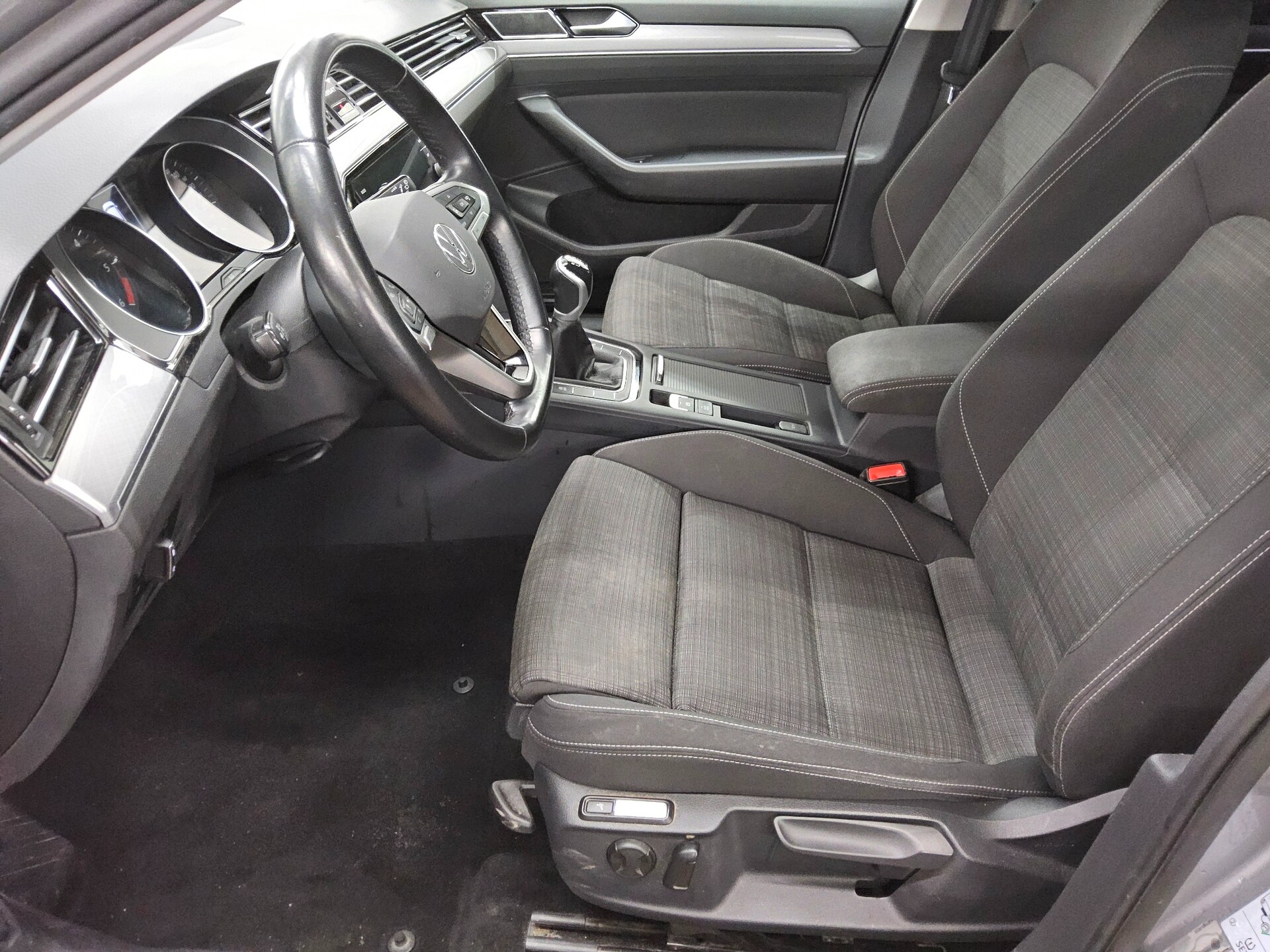 Volkswagen Passat Var. 2.0 TDI Business Navi LED ACC StHzg 8