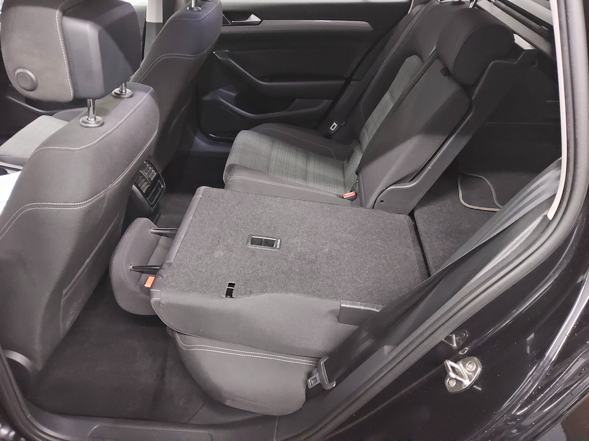 Volkswagen Passat Var. 2.0 TDI Business Navi LED AHK RfK 12