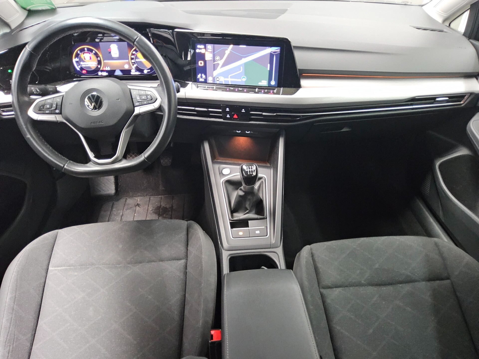 Volkswagen Golf-8 Var. 2.0 TDI Life Navi LED AID AHK PDC 5