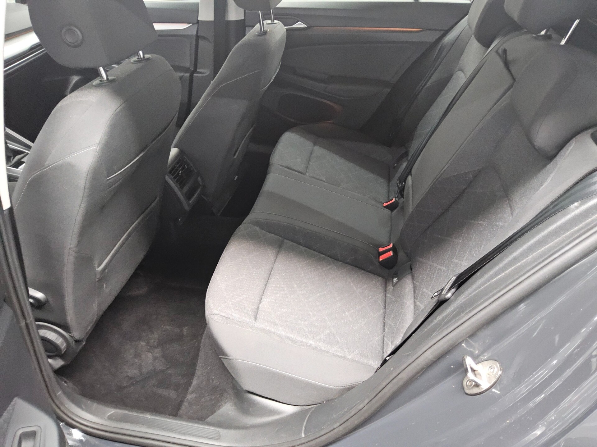 Volkswagen Golf-8 Var. 2.0 TDI Life Navi LED AID AHK PDC 12