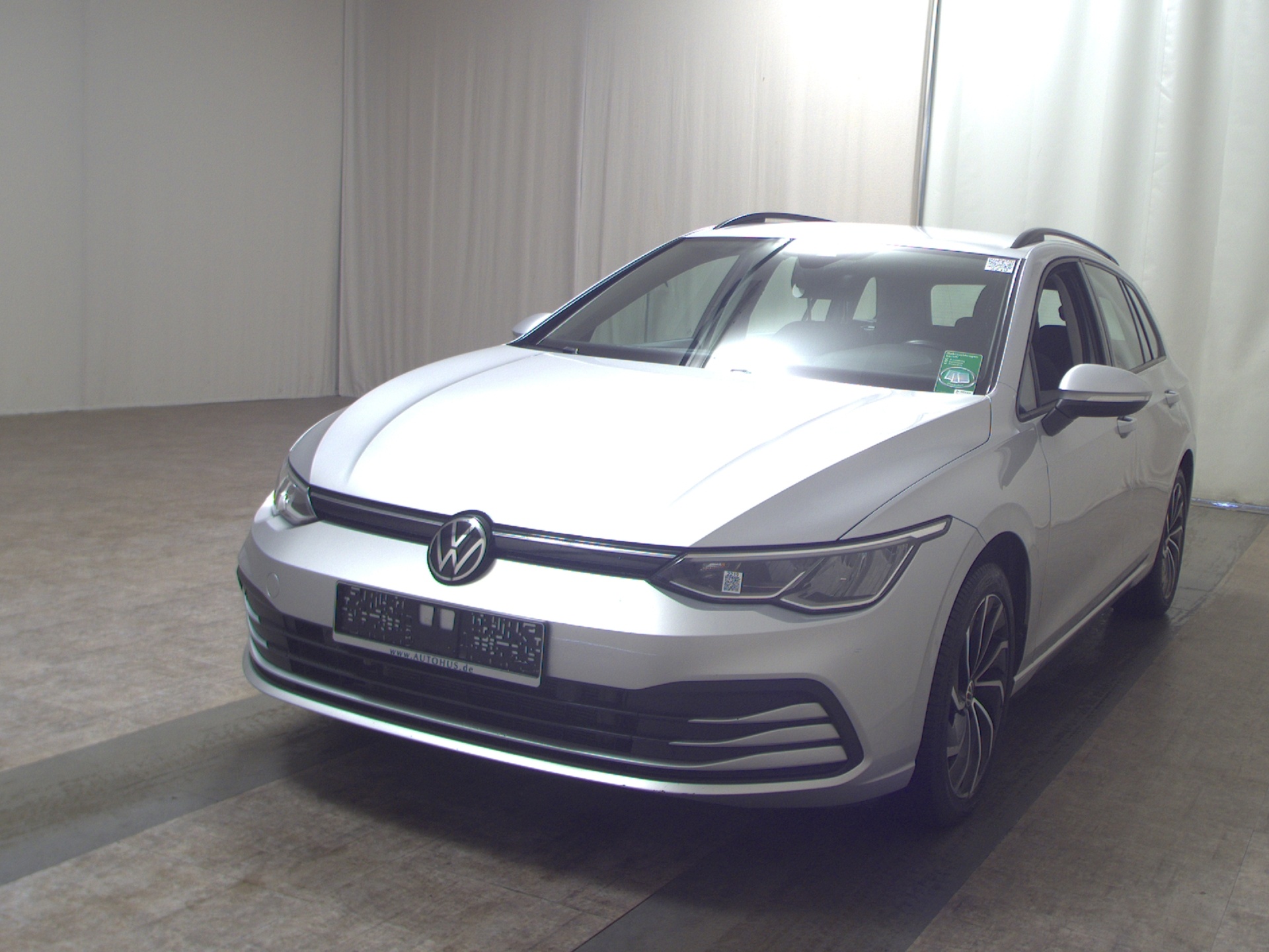 Volkswagen Golf-8 Var. 2.0 TDI Life Navi LED DC ACC AHK PDC 2