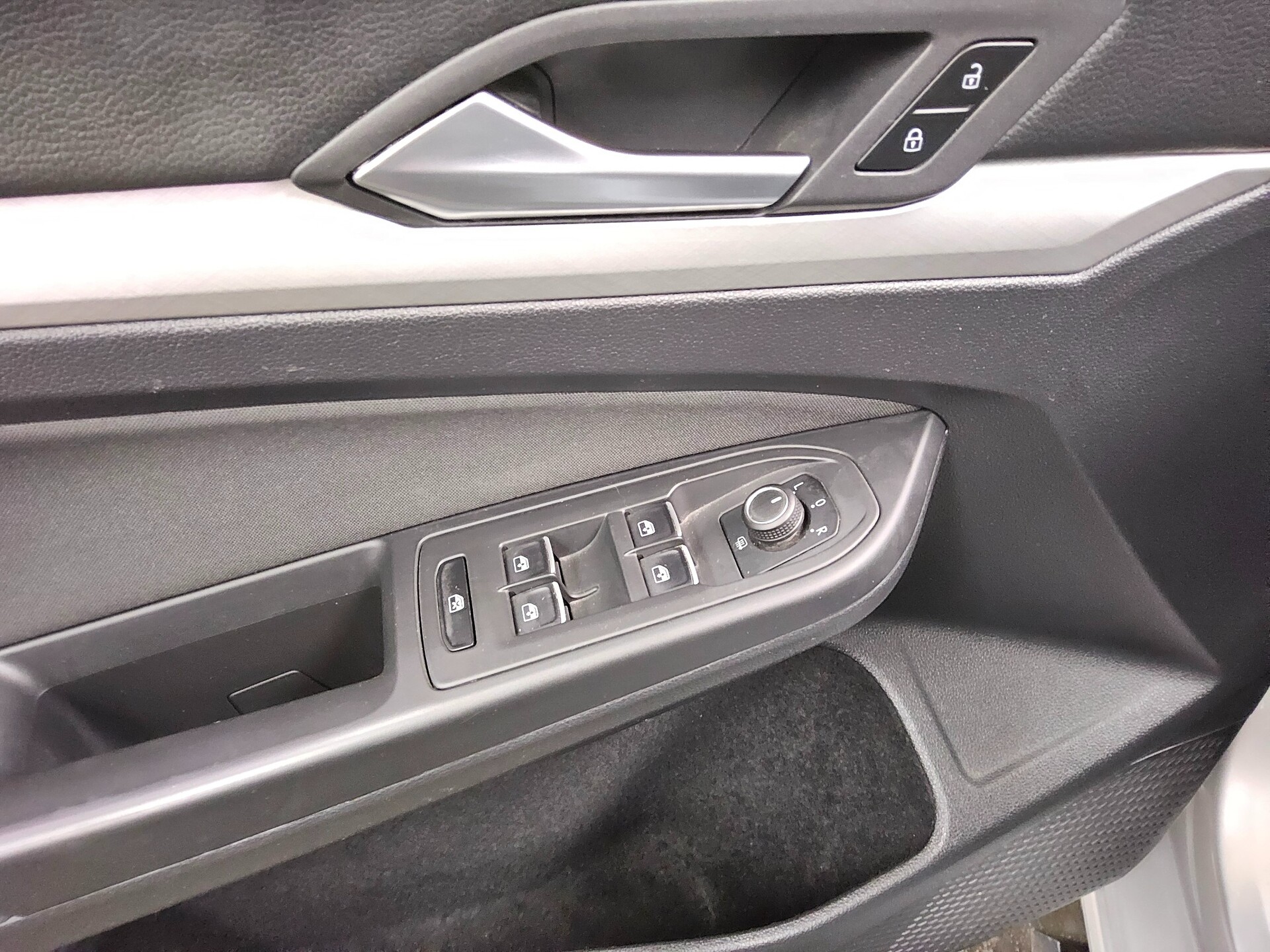 Volkswagen Golf-8 Var. 2.0 TDI Life Navi LED DC ACC AHK PDC 10