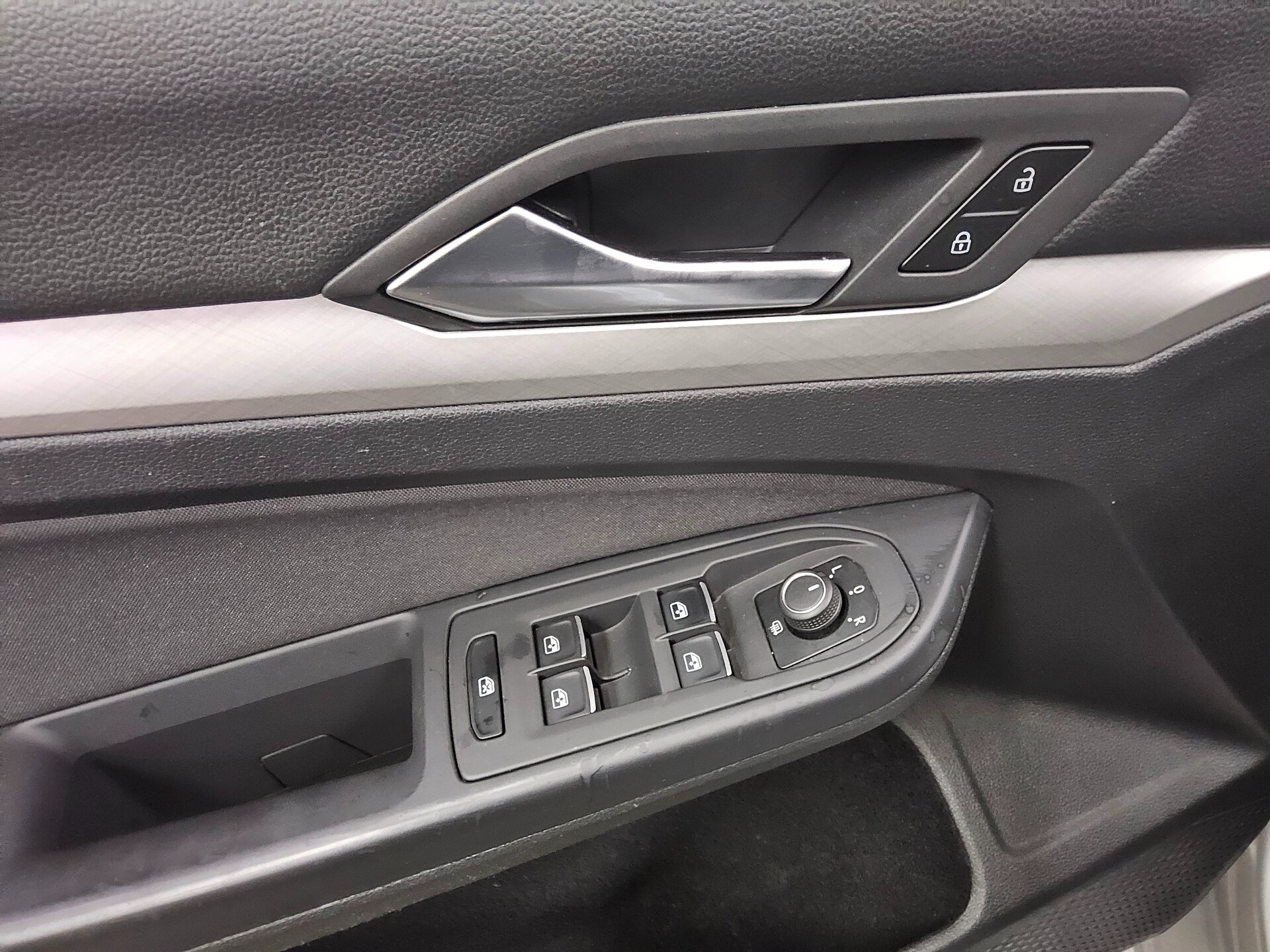 Volkswagen Golf-8 Var. 2.0 TDI Life Navi LED DC AHK ACC Shz 10