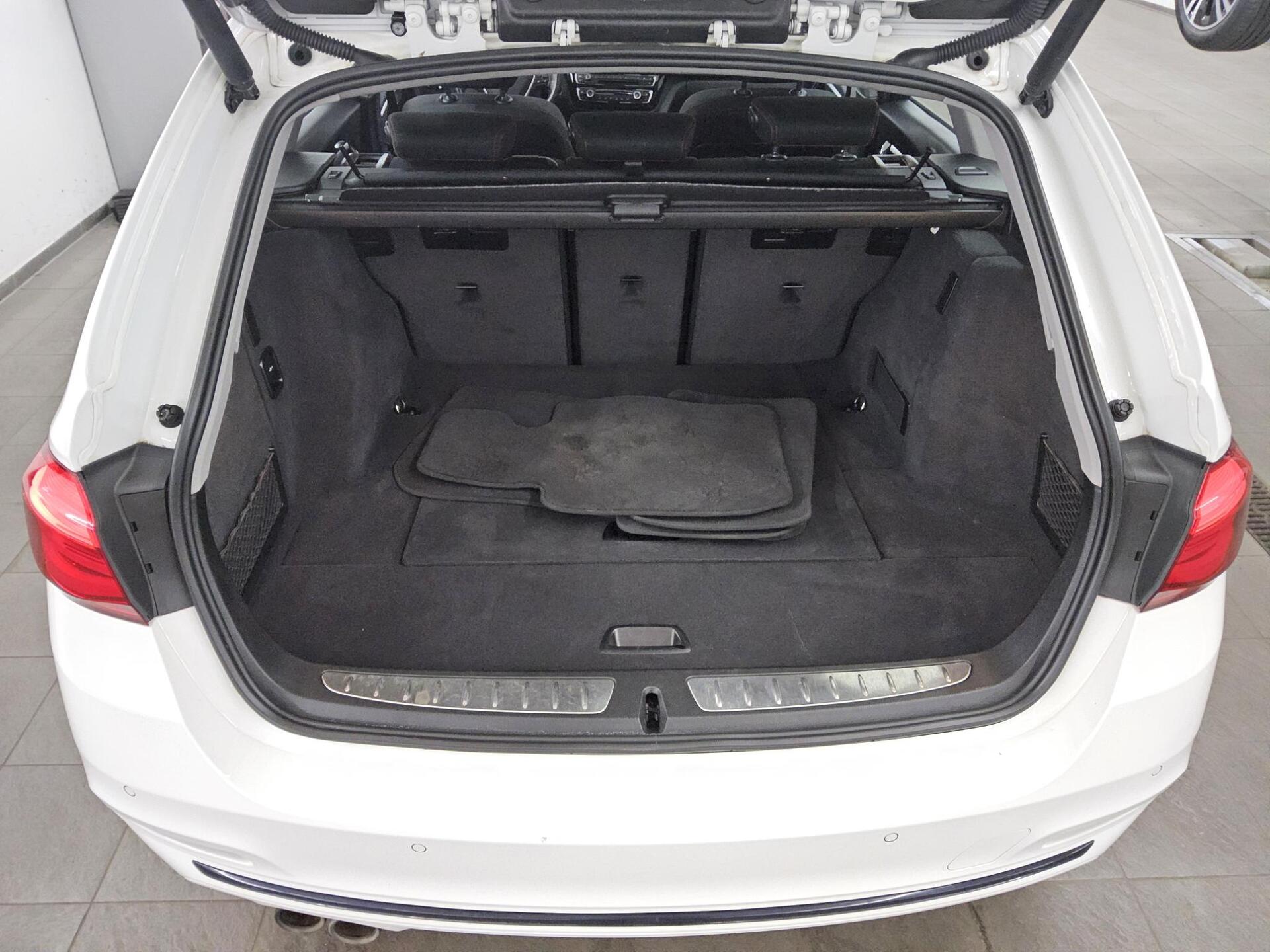 BMW 330dA xDr Sport-Line Navi Prof. LED Pano HiFi 12