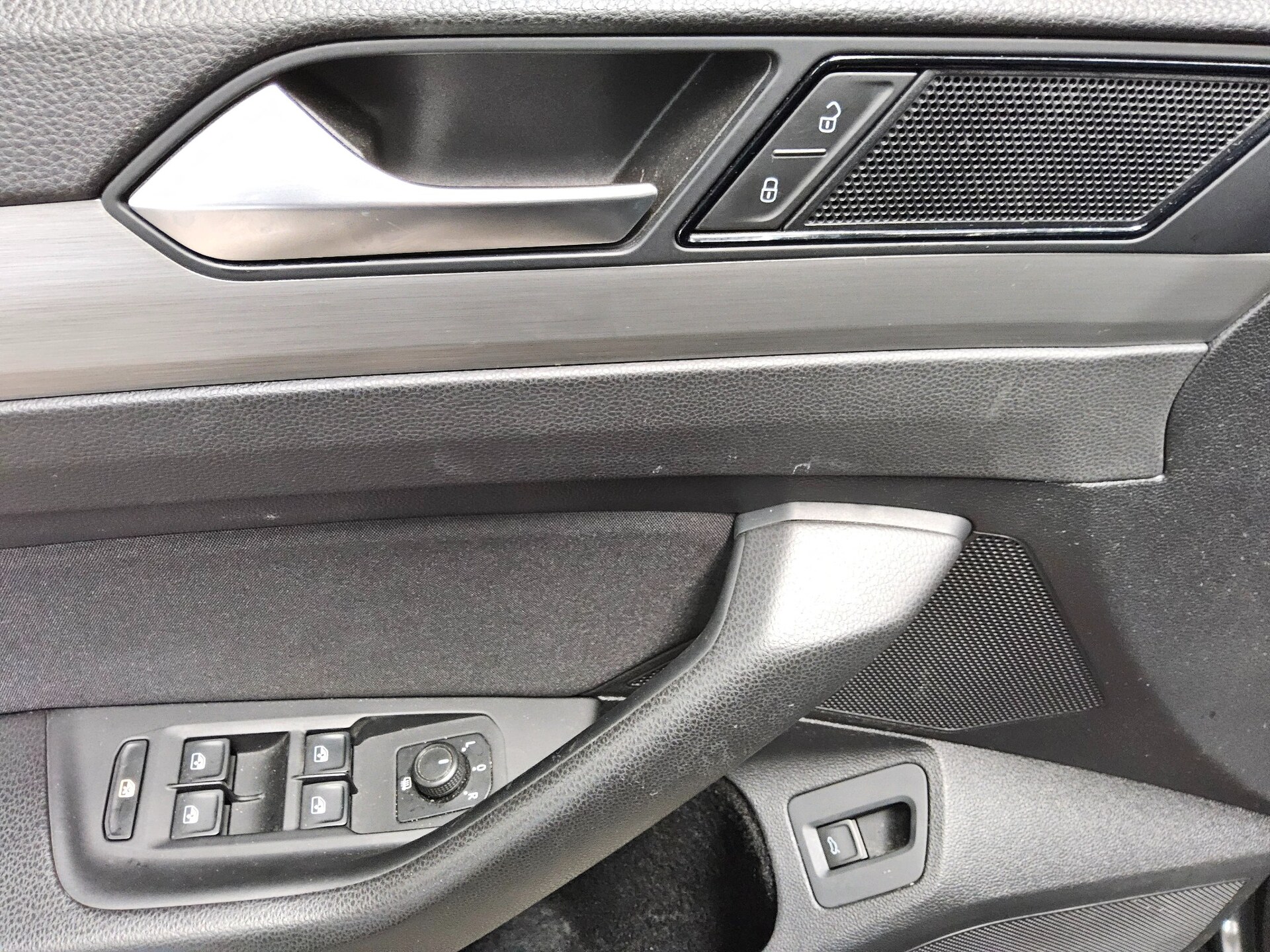 Volkswagen Passat Var. 1.6 TDI Navi LED ACC Shz 9