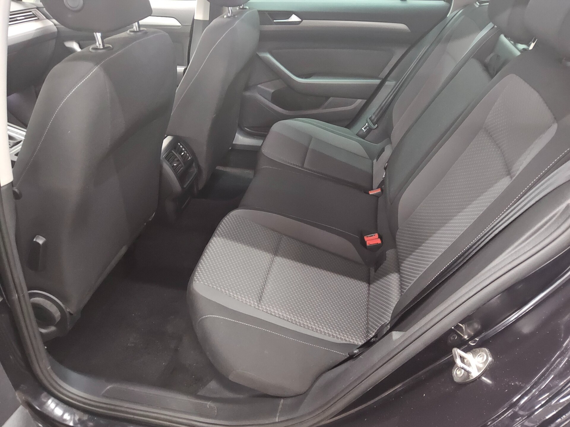 Volkswagen Passat Var. 2.0 TDI Navi LED ACC RfK PDC Shz 12