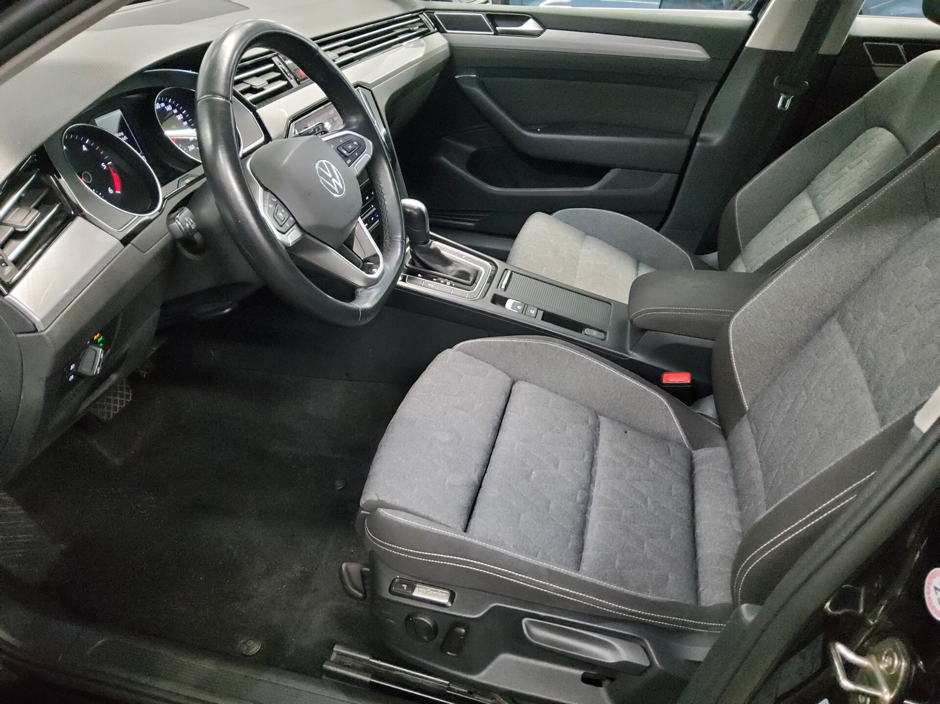 Volkswagen Passat Var. 2.0 TDI Business Navi LED AHK RfK 8