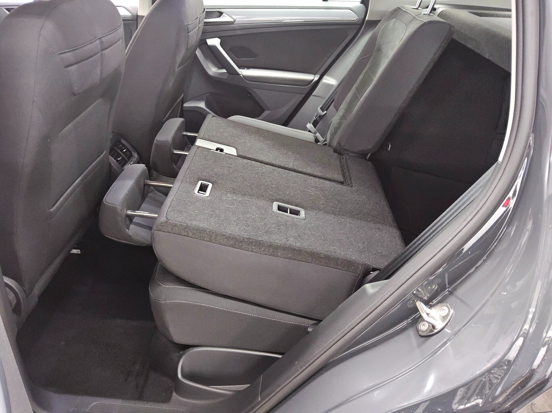 Volkswagen Tiguan 2.0 TDI Life Navi LED AHK ACC PDC Shz BT 12