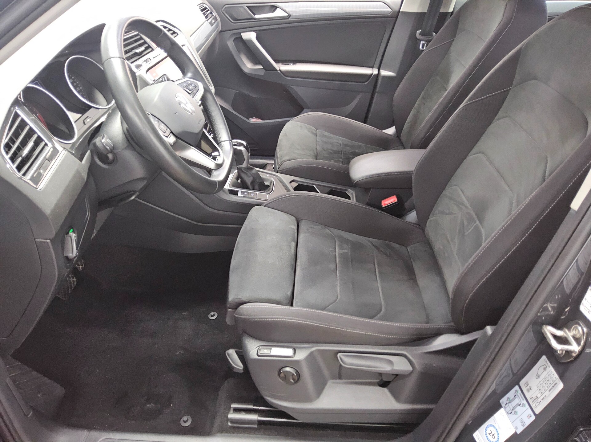 Volkswagen Tiguan 2.0 TDI Life Navi LED AHK ACC PDC Shz BT 8