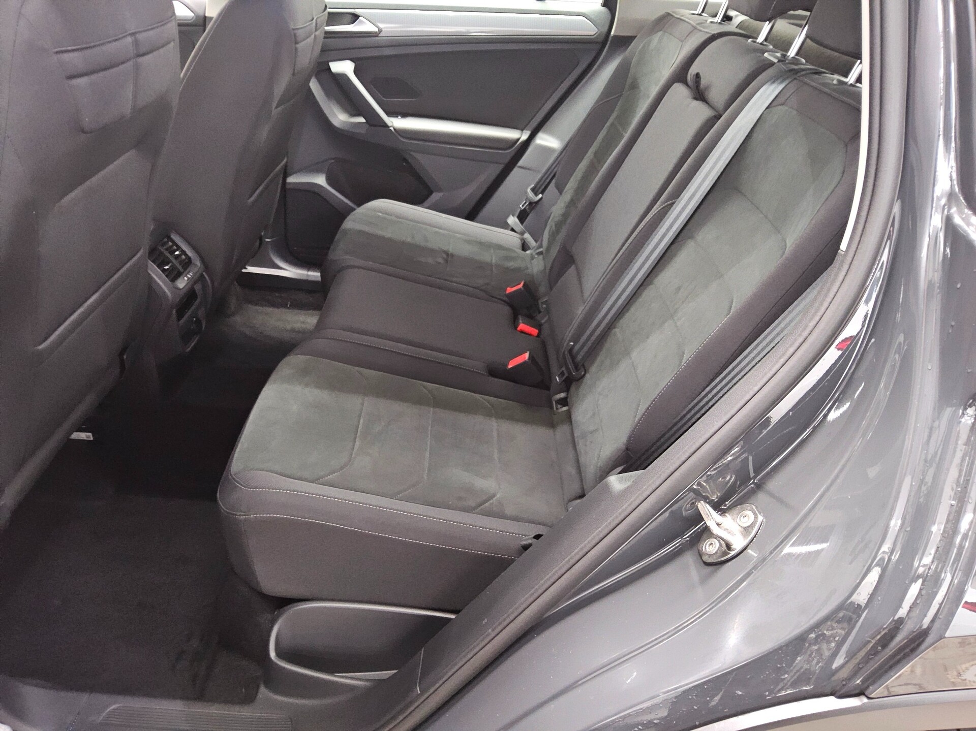 Volkswagen Tiguan 2.0 TDI Life Navi LED AHK ACC PDC Shz BT 13