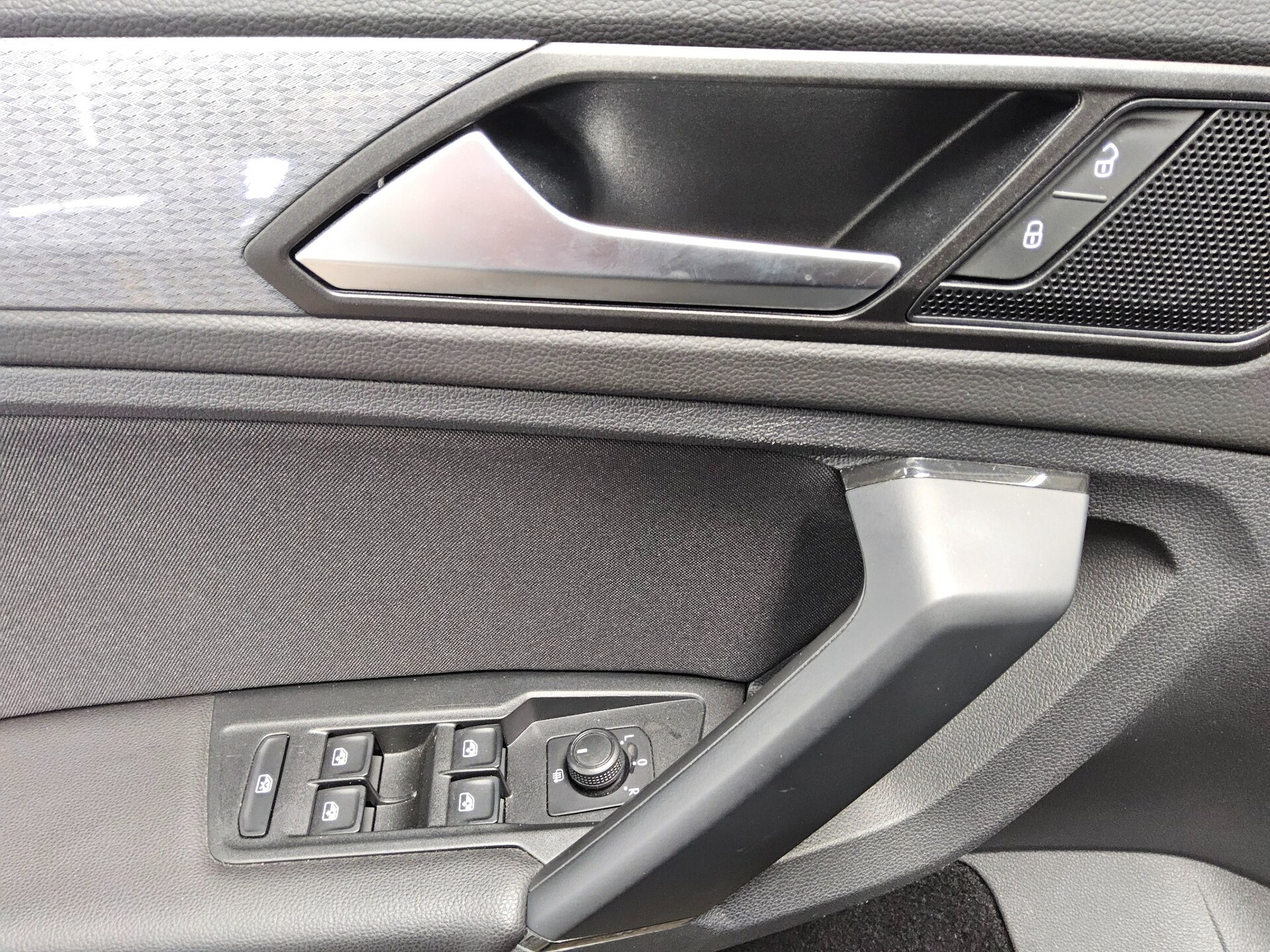 Volkswagen Tiguan 2.0 TDI Life Navi LED AHK ACC PDC Shz BT 9