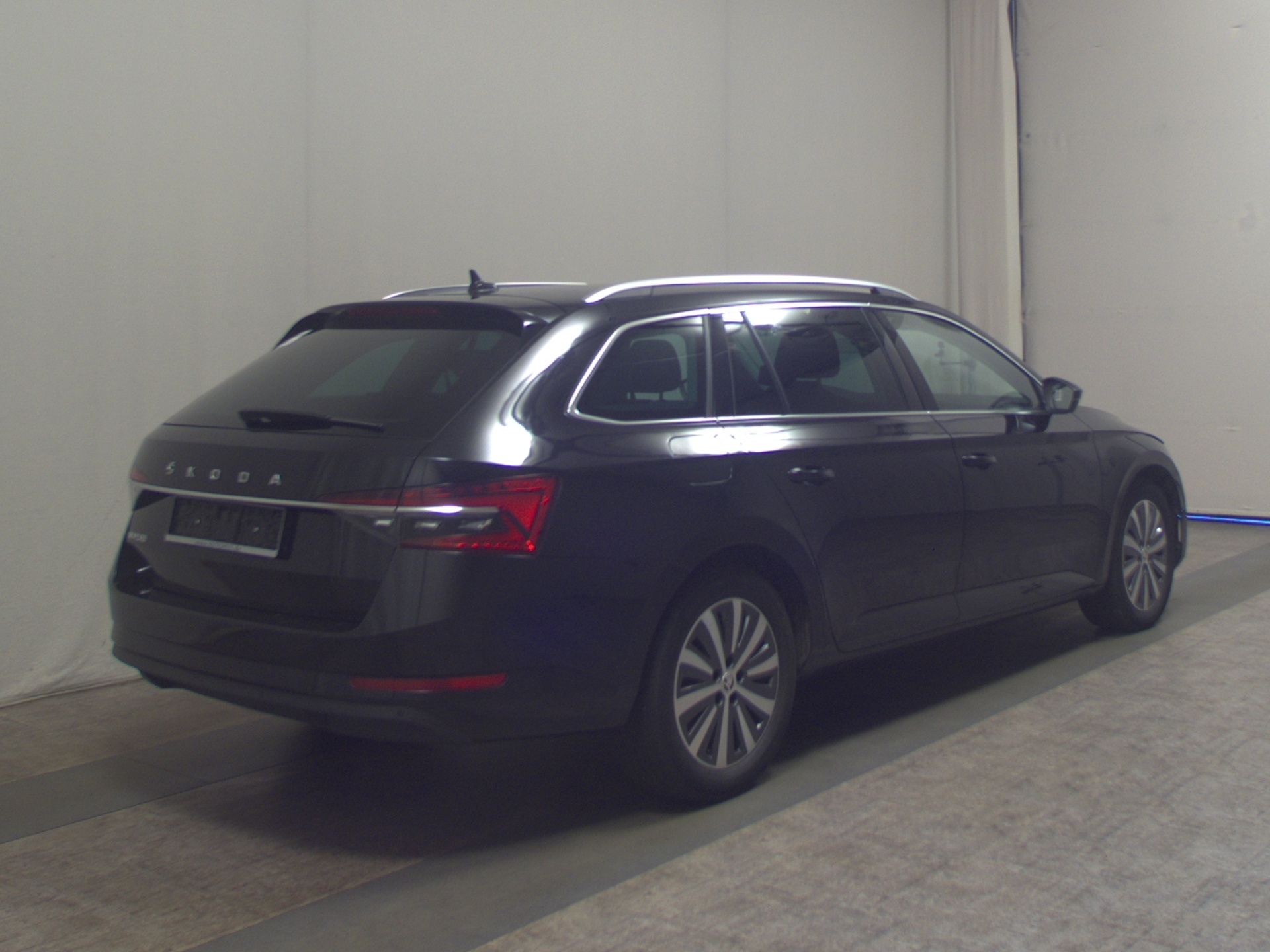 Skoda Superb Kombi 2.0 TDI Style Navi LED AID ACC Shz 4