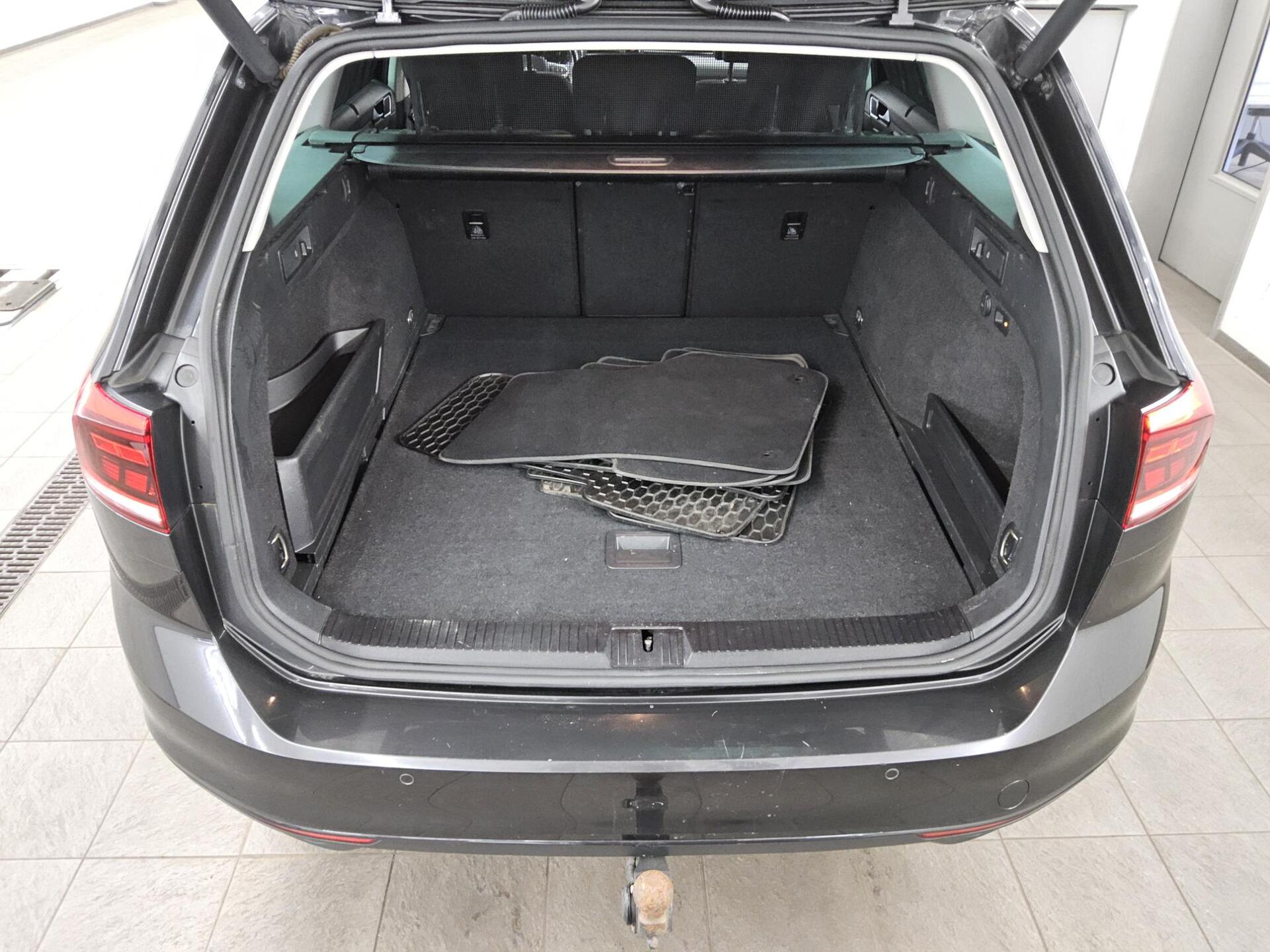 Volkswagen Passat Var. 2.0 TDI Business Navi LED Shz AHK 11