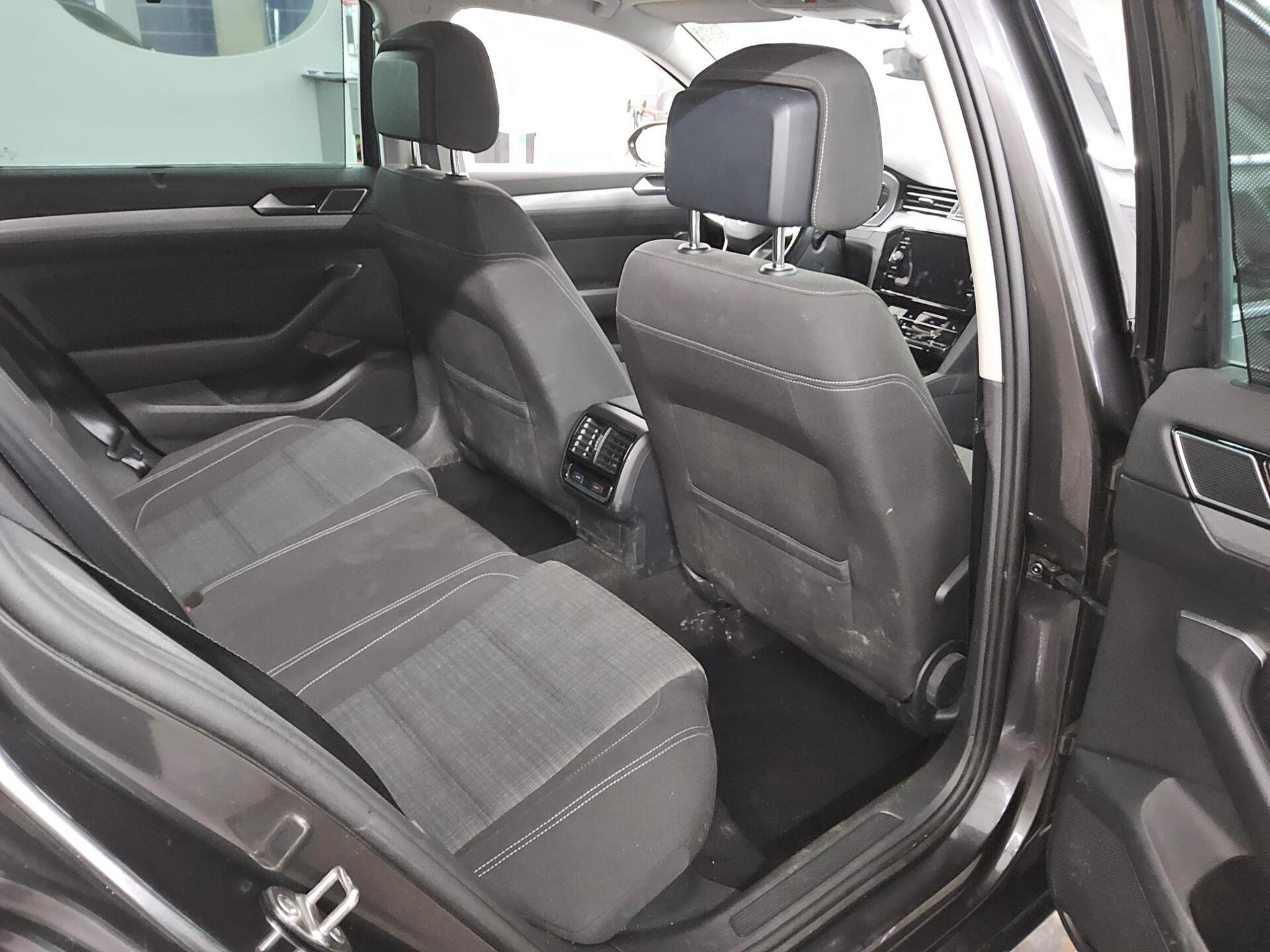 Volkswagen Passat Var. 2.0 TDI Business Navi LED Shz AHK 13