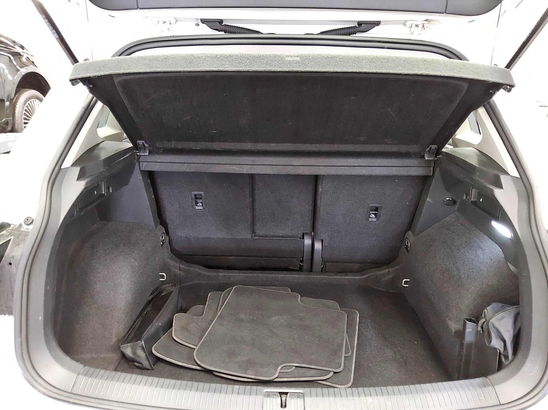 Volkswagen Tiguan 2.0 TDI Life Navi LED Pano AHK ACC PDC 12